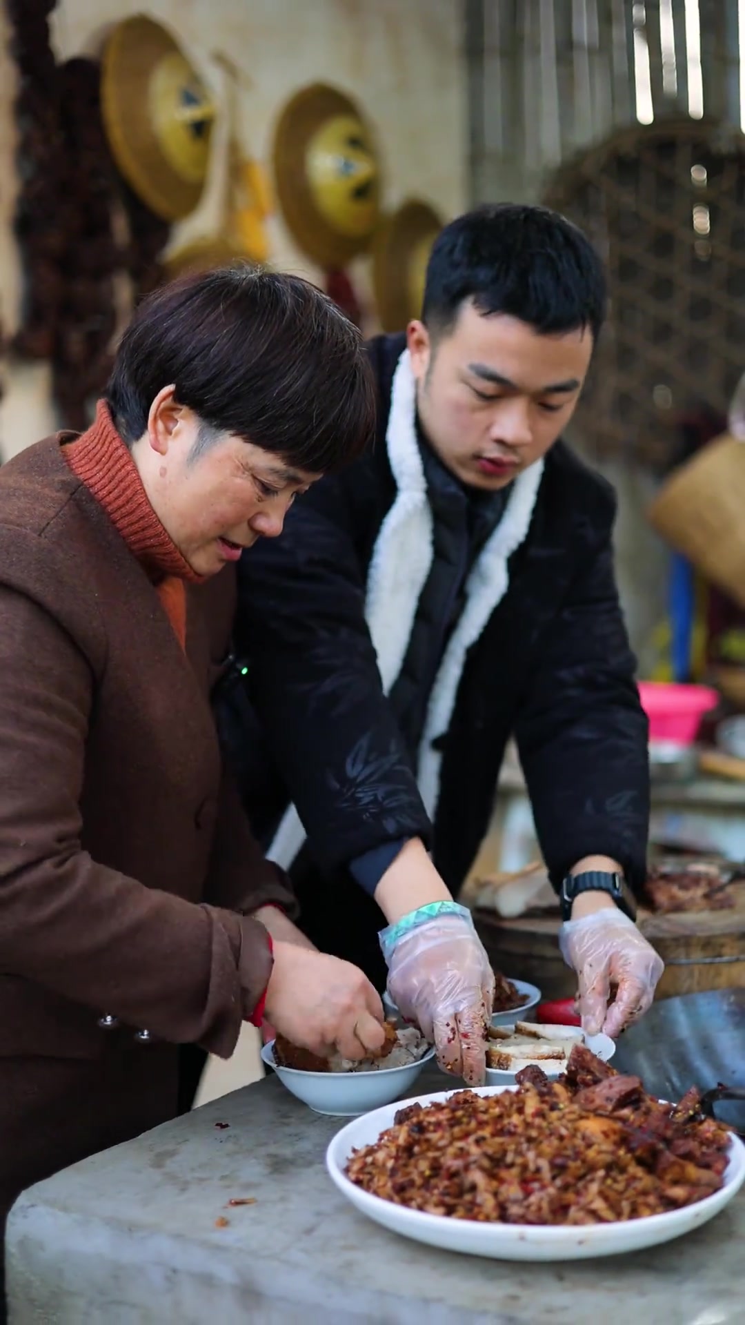 上次做腊肉还剩了一块肉,今天和铠妹子一起做点过年要用的扣肉家的味道