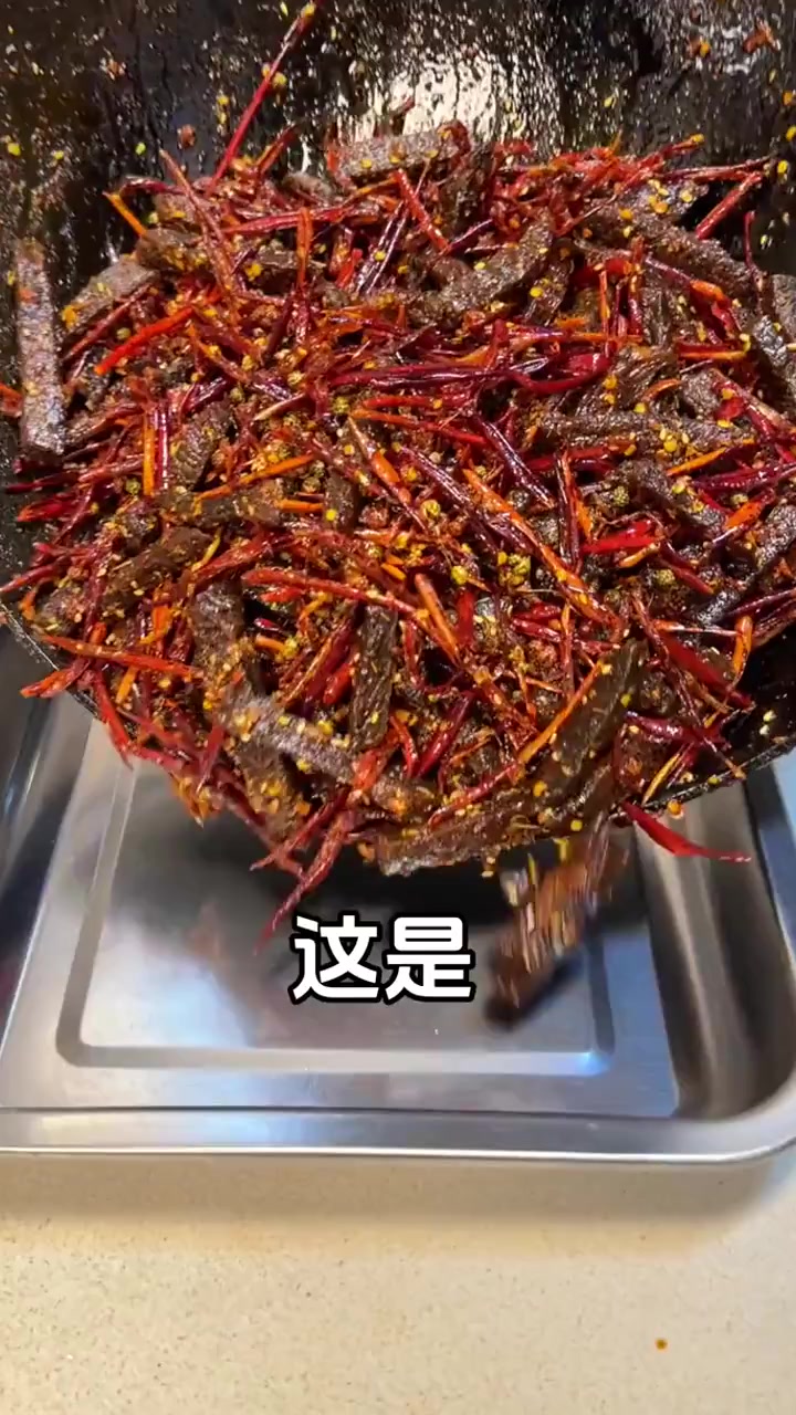 巨好吃的冷吃系列来啦,牛肉先卤后炒超入味,麻麻辣辣的嚼劲十足,越吃越香,辣椒都是脆脆的,贼