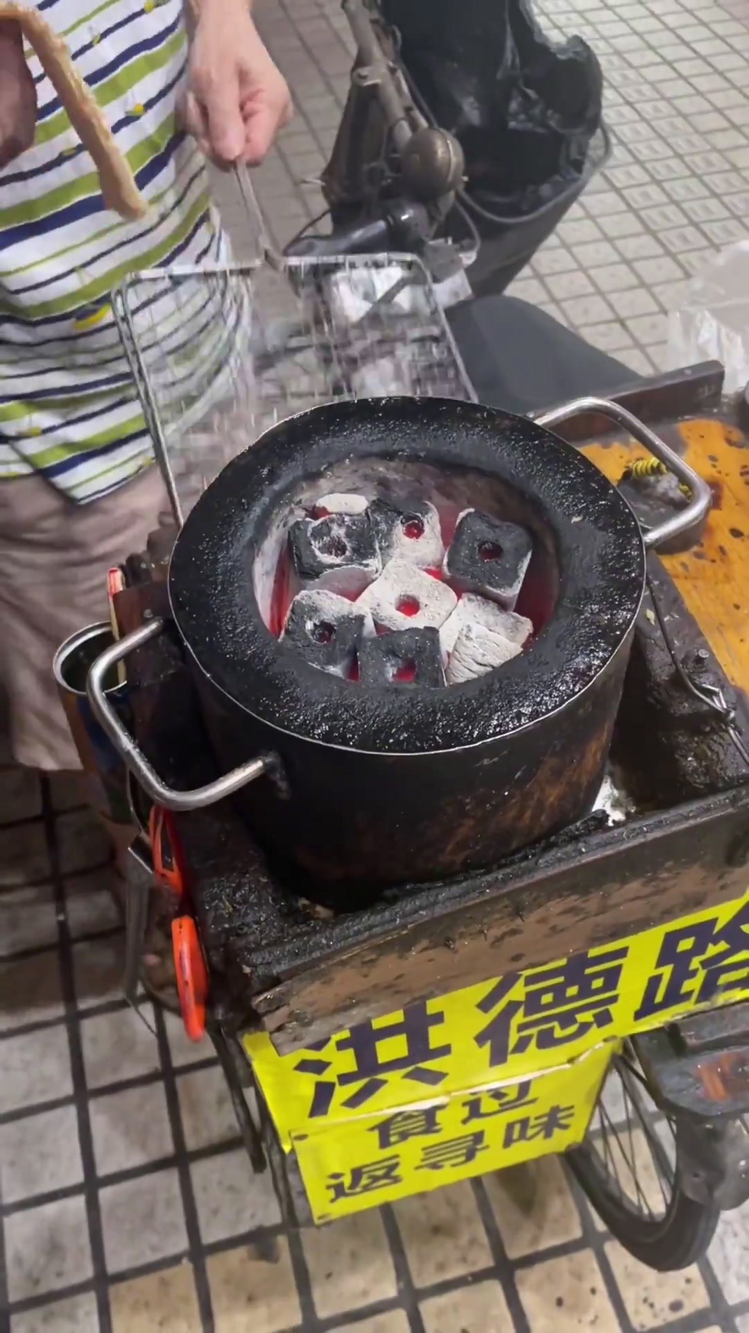 摆摊30年的炭烤风琴鱿鱼!色香味俱全!比店里的好吃多了!