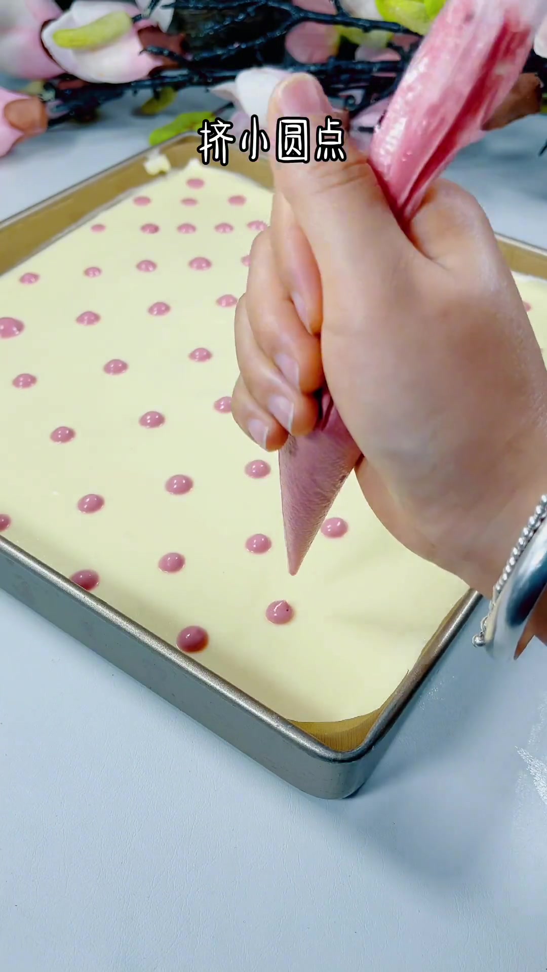 普通的蛋糕卷随手装饰一下就可以很好看