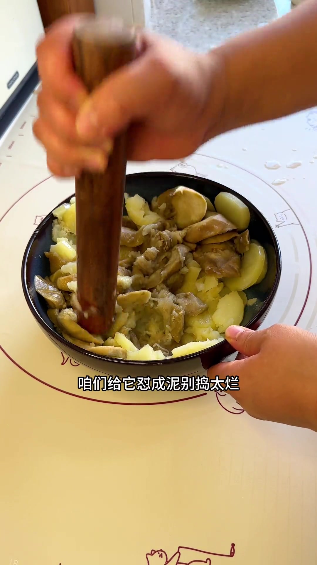 家乡特色～土豆泥拌莜面!爱吃的举手!