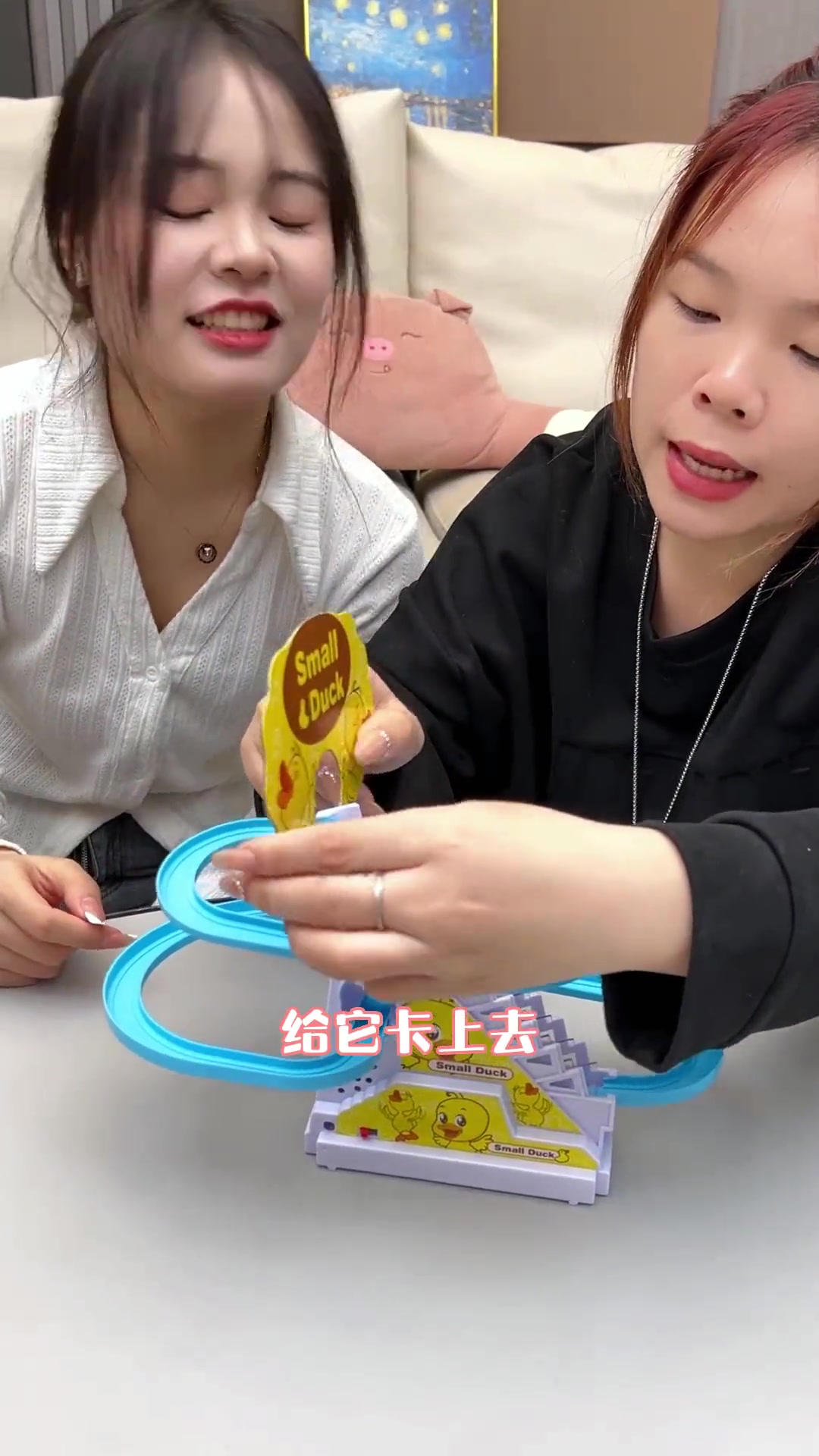 会自己爬楼梯的小黄鸭来了,小朋友有了它再也不会吵闹