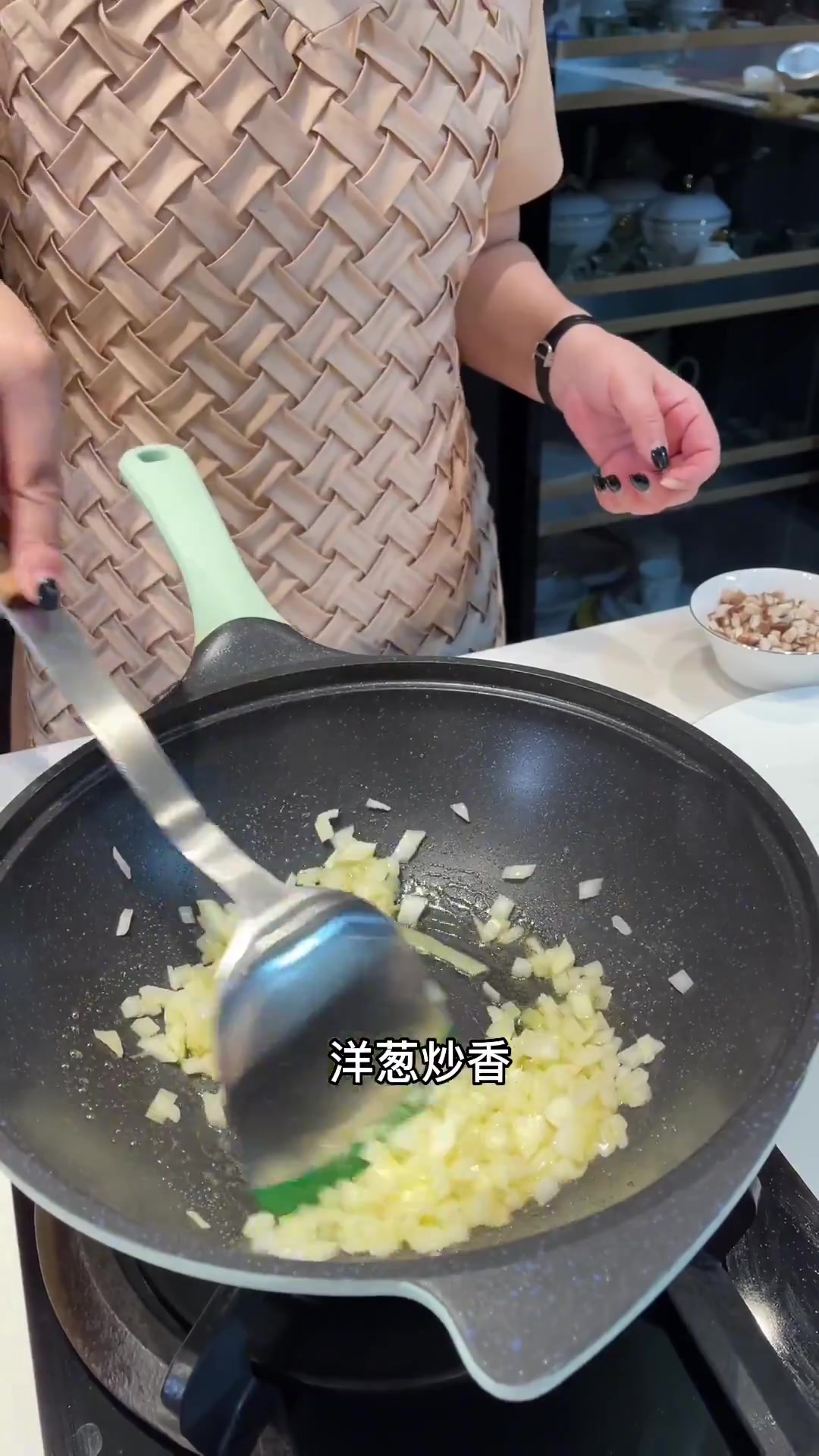 今天给老公女儿煎个法式小羊排 意面芝士龙虾补补身体