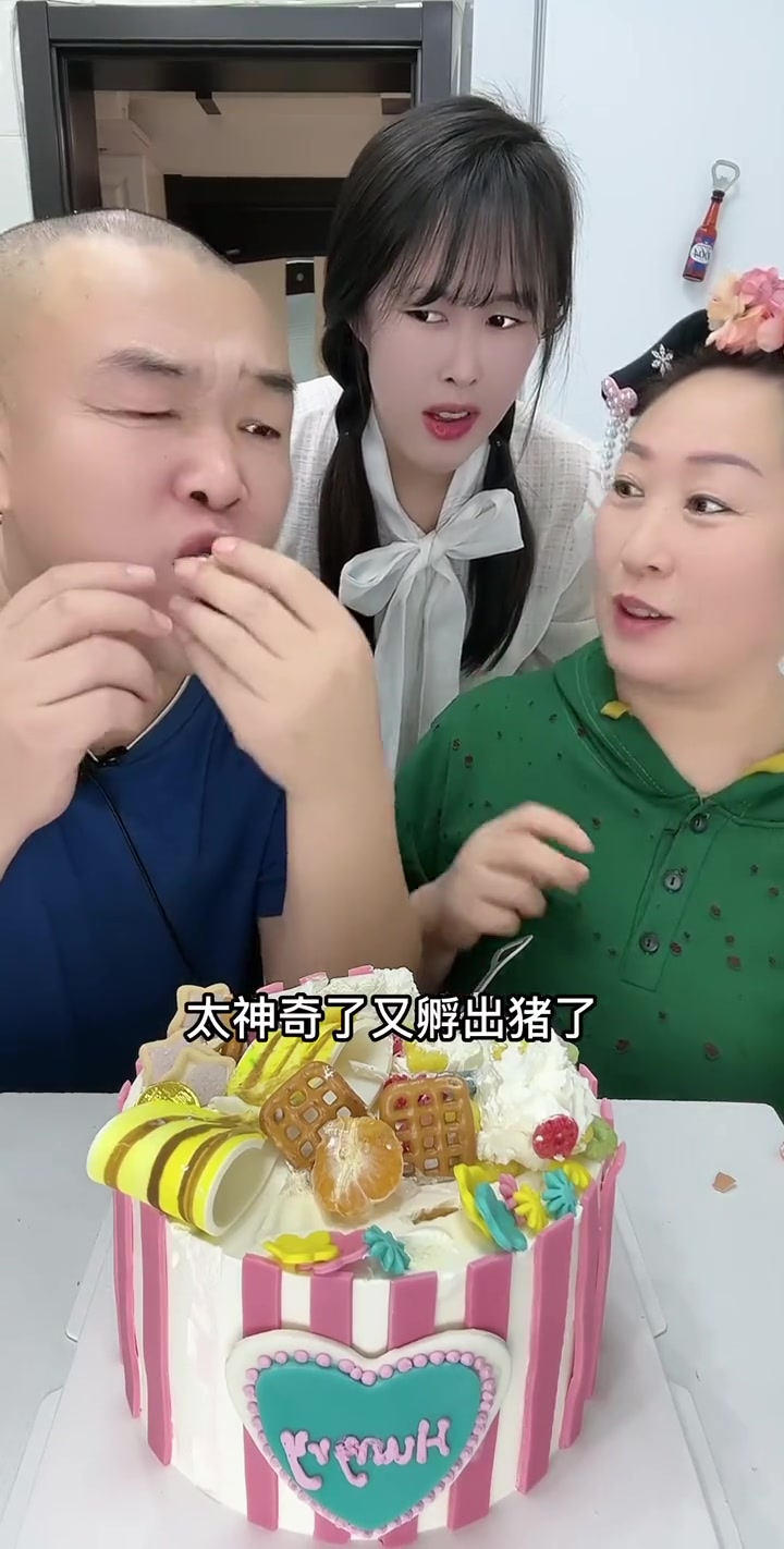 老头吃蛋糕像猪一样