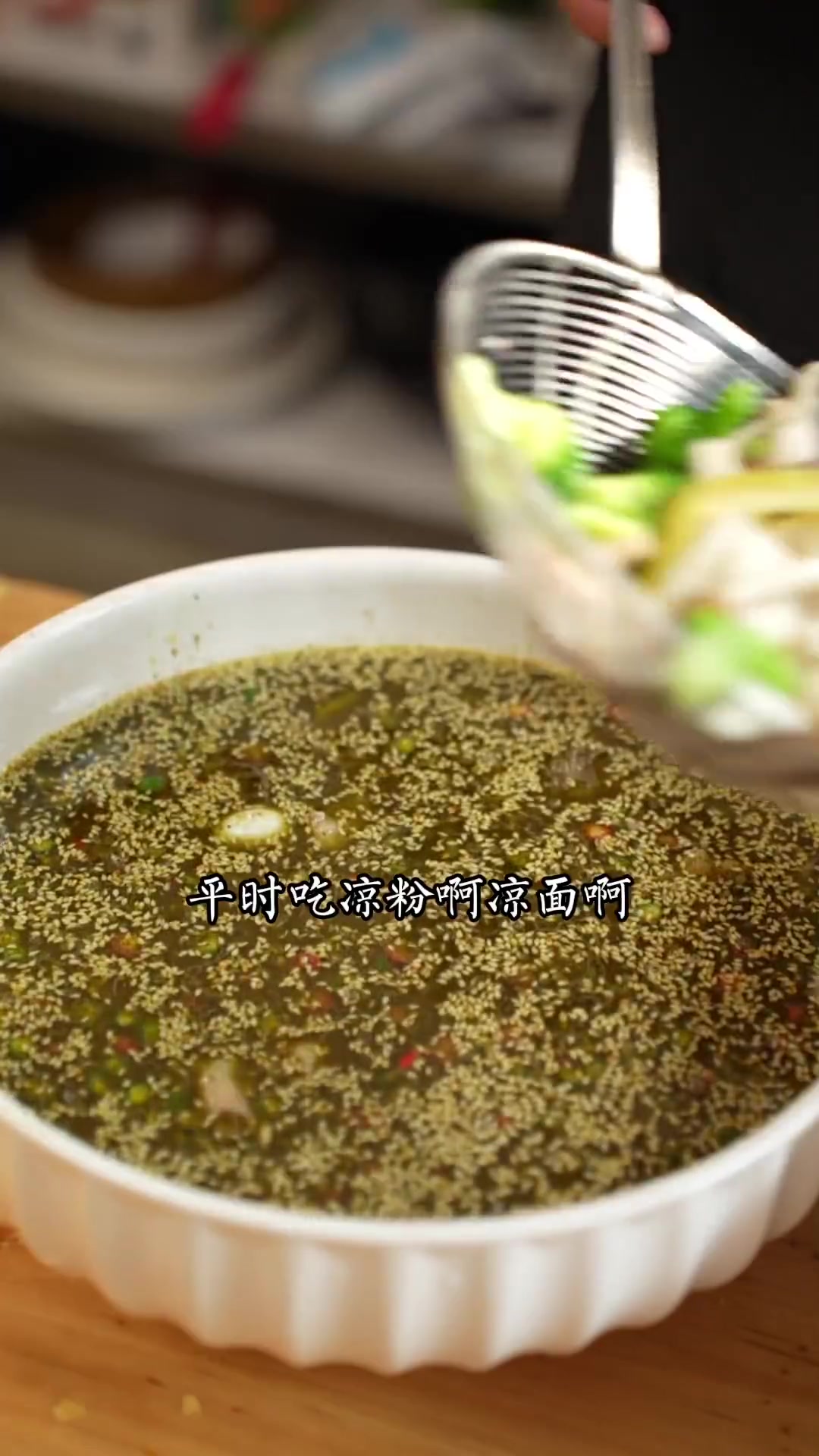 家里藤椒酱吃完了,称了两斤藤椒来做藤椒酱,下午做个藤椒味的钵钵鸡吃!跟着学做菜