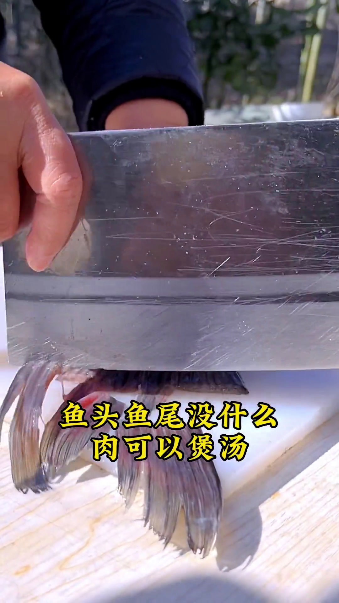 又到了一年一度腌腊鱼的时间这样做的麻辣酱香腊鱼配料简单过年蒸着吃干香麻辣好好吃跟着学做菜