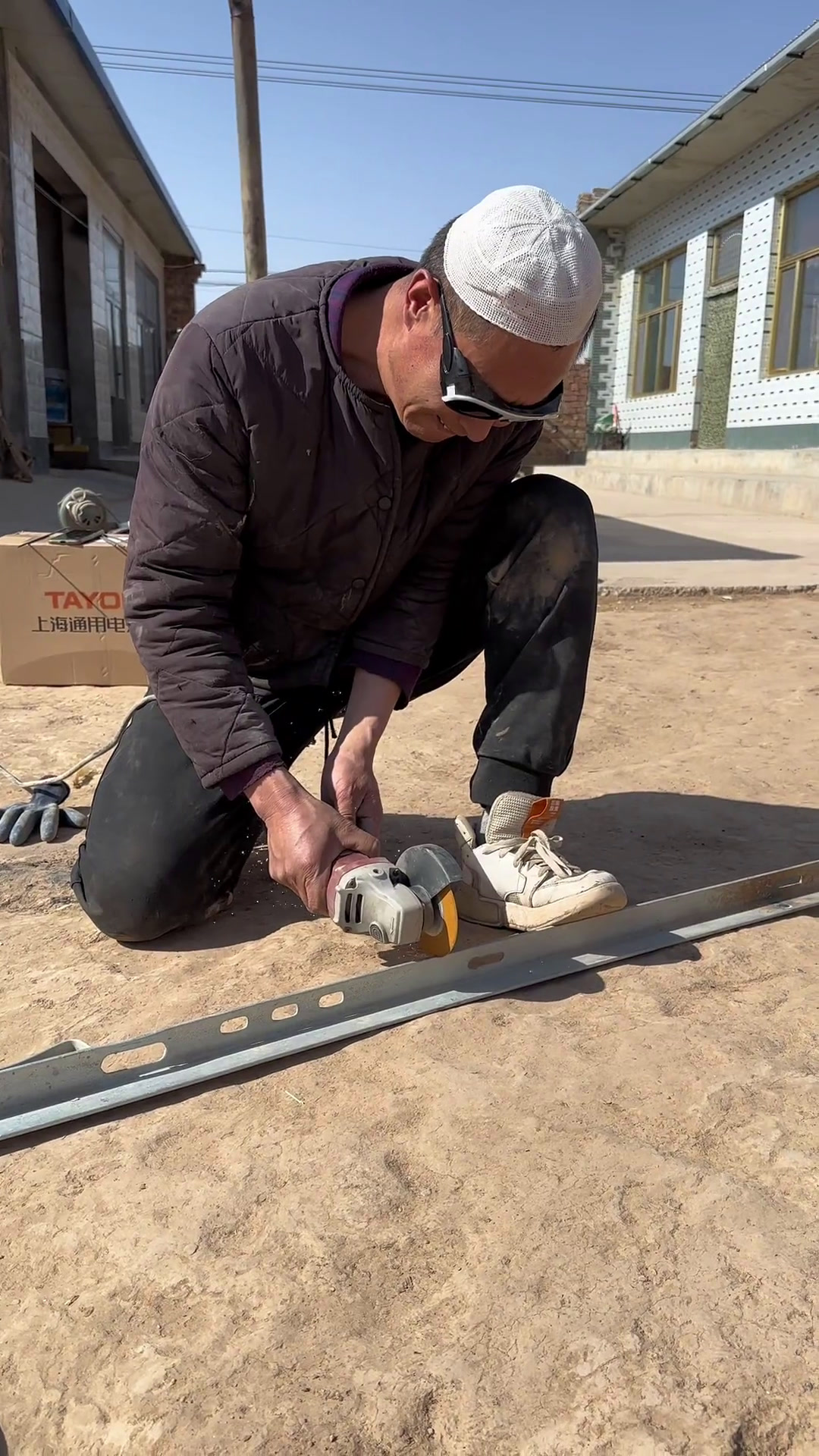 焊武帝今天把挂牛肉的架子焊成了,他可以在0.08毫米的钢管上挥焊自如