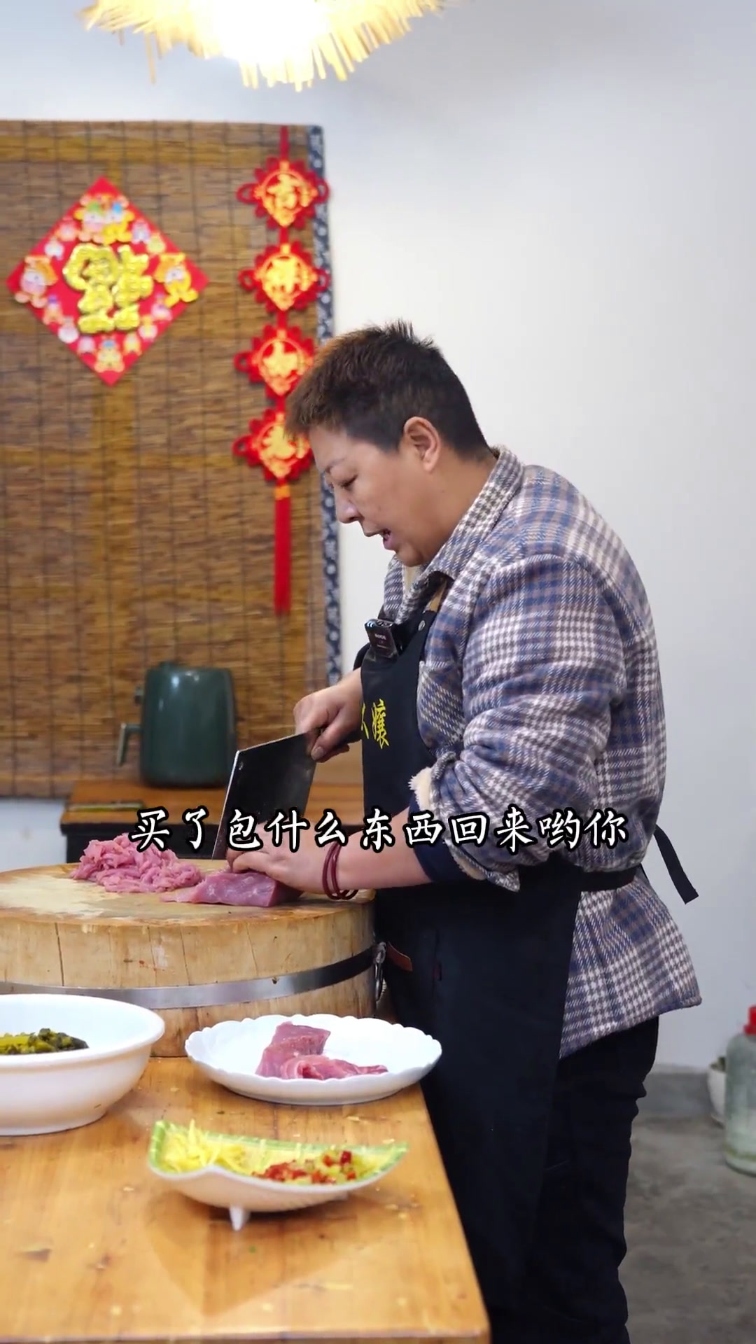 吃饭吃腻了,今天弄个酸菜肉丝米线吃!妈妈都说今天这个好吃哎。跟着学做菜