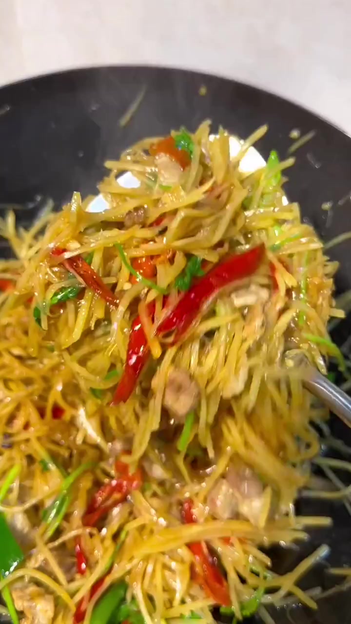 和公主每次去半步颠小酒馆必点的招牌菜,泰椒土豆丝,土豆丝届的劳斯莱斯!