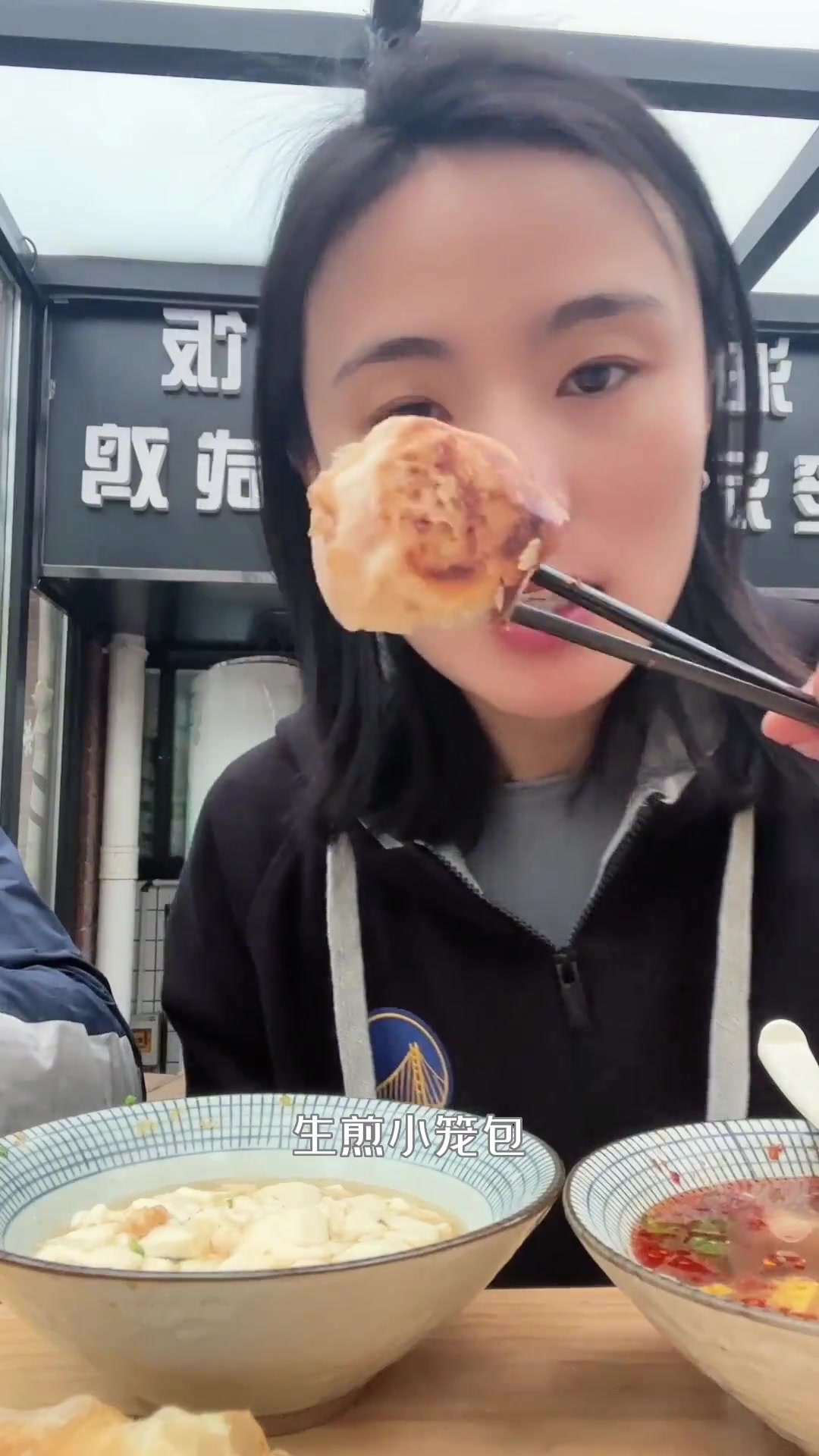 和鹏哥外出吃个早餐,假期生活里的小惬意~