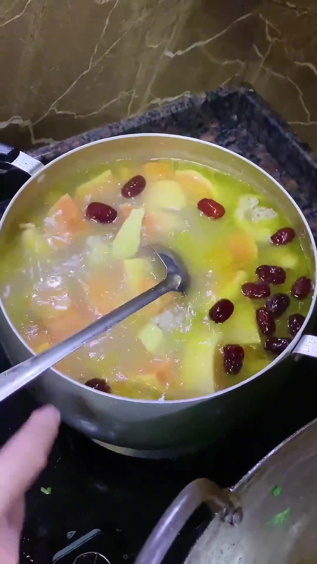 木瓜鸡汤来啦,鲜甜可口,而已很容易做