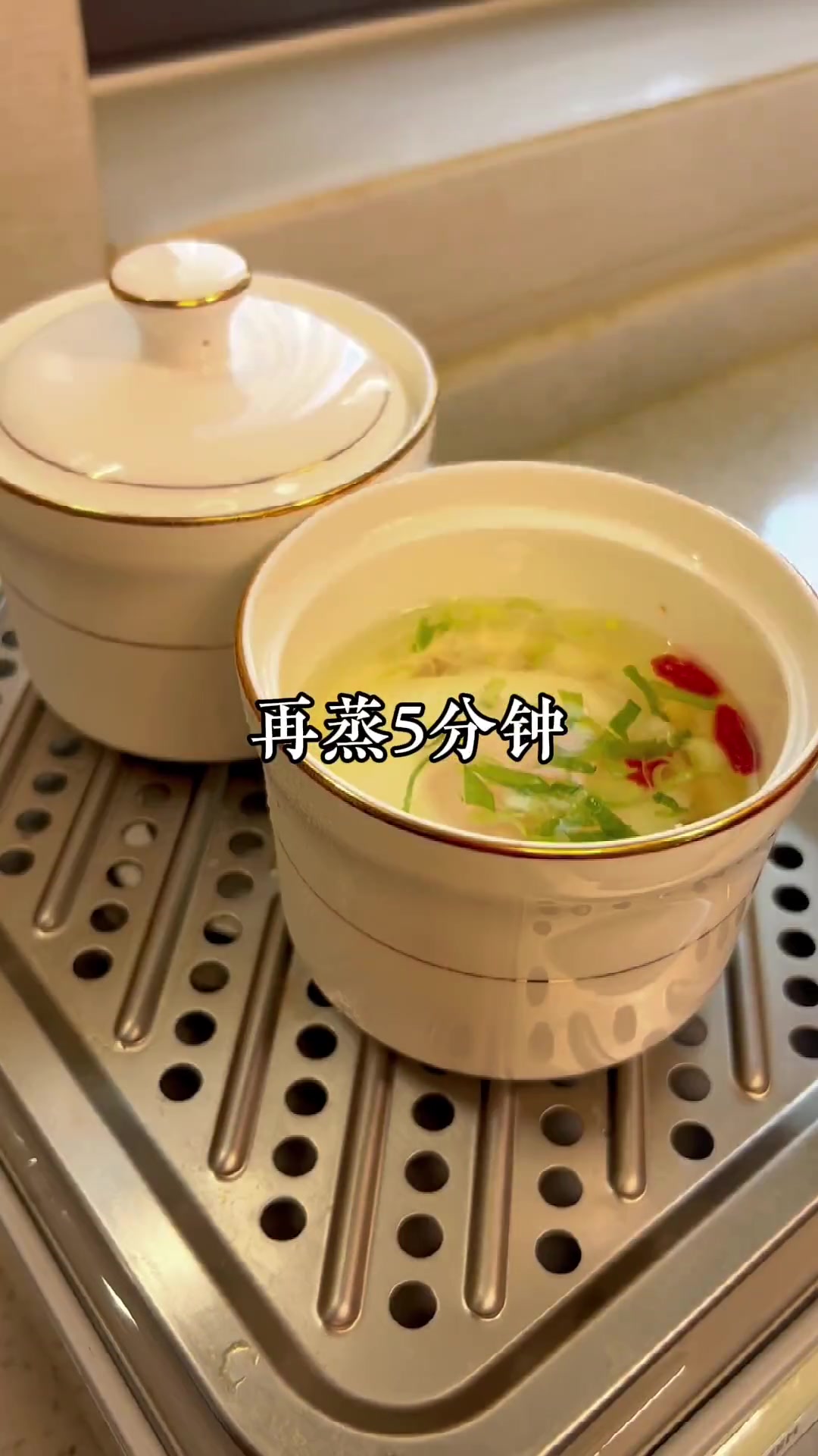 今天早起做了肉饼蒸蛋和猪油拌粉～米粉和肉饼蒸蛋真的是绝配
