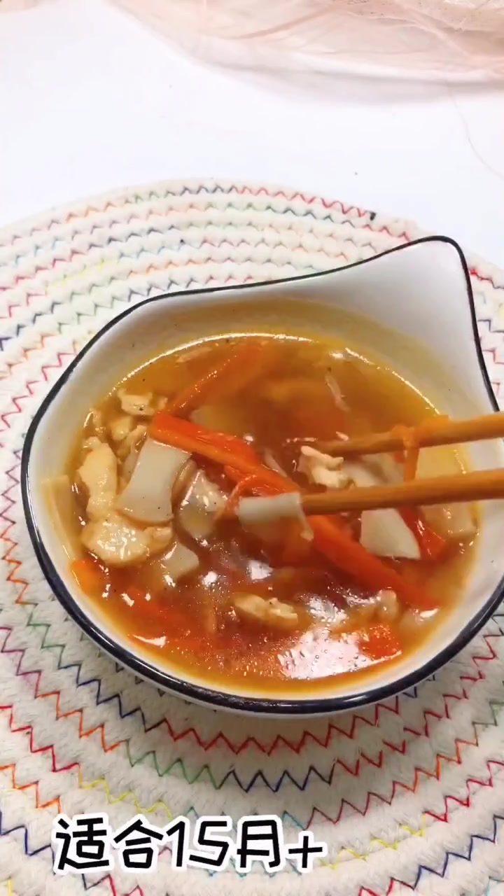鸡肉蘑菇汤适合15个月以上的宝宝帮助宝宝增强抵抗力。味道鲜美十足
