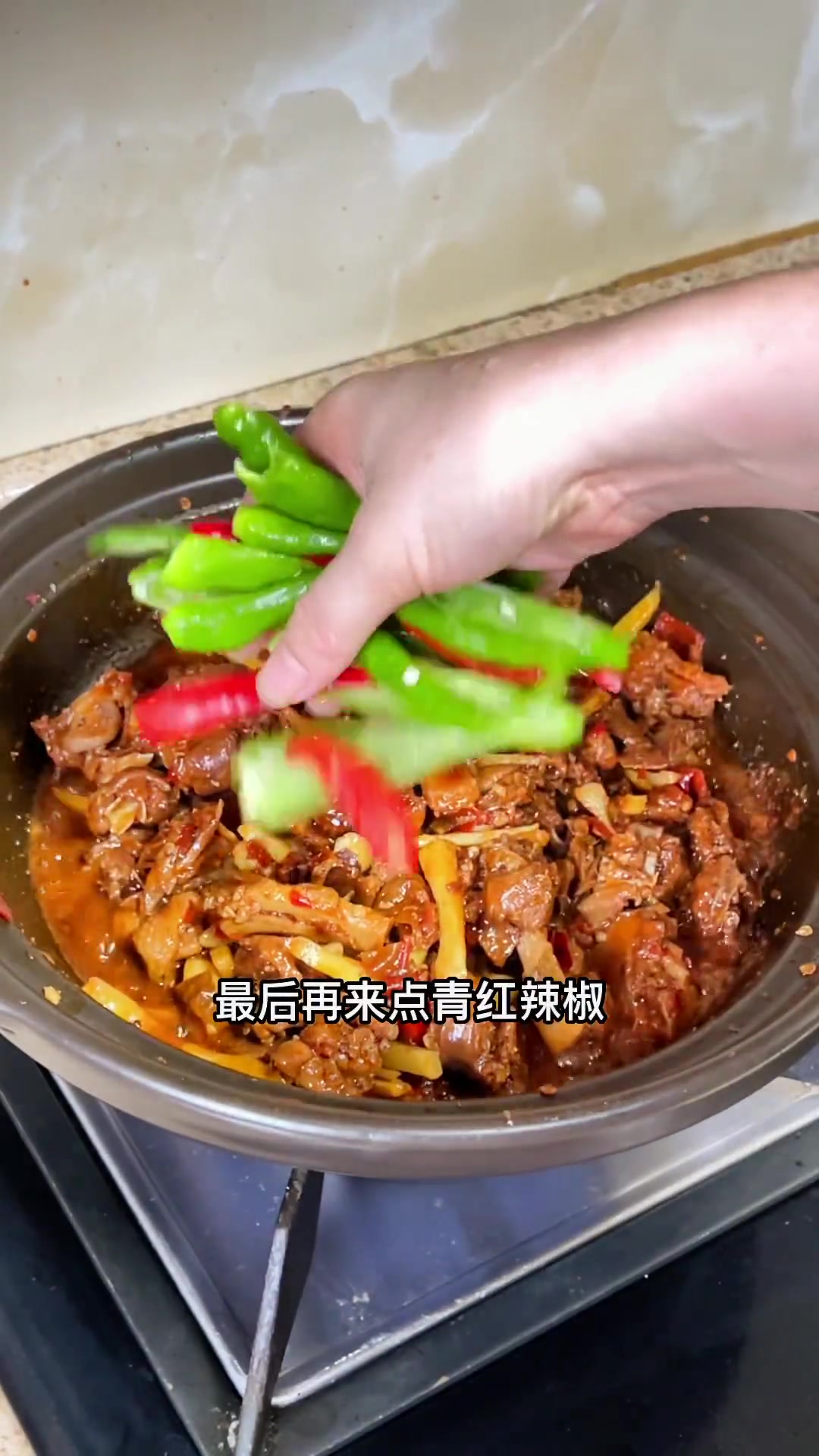 人间烟火,三餐四季……今晚的子姜鸭肉煲和排骨海参鲍鱼汤你还满意吗?一份五花肉炒萝卜干我竟然
