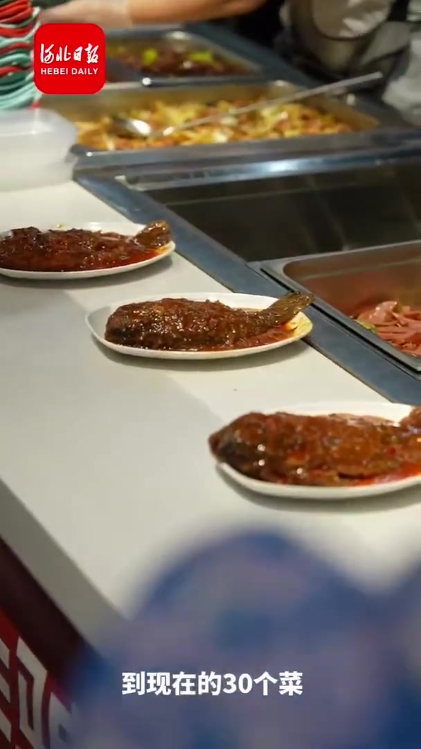 「雄安新区南文营社区食堂:菜单上新 幸福升级」为了让居民在家门口便捷就餐,南文营社区引入社