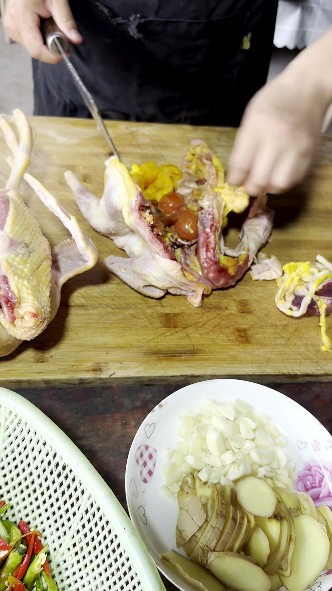 今天亲戚过来帮忙挖红薯,小农乡炒一只老鸭,炖一只土鸡