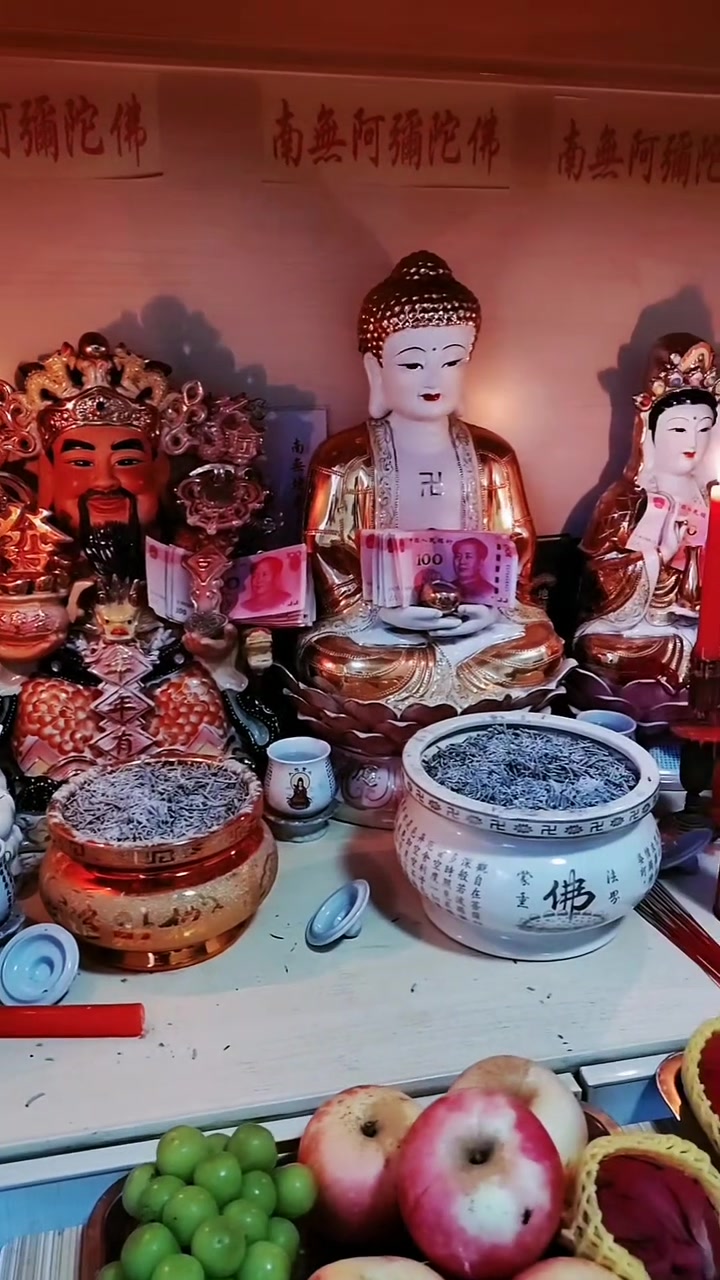 又是一年九月九 忙忙碌碌一整天 祈求岁岁都平安 素斋素饭供佛前 