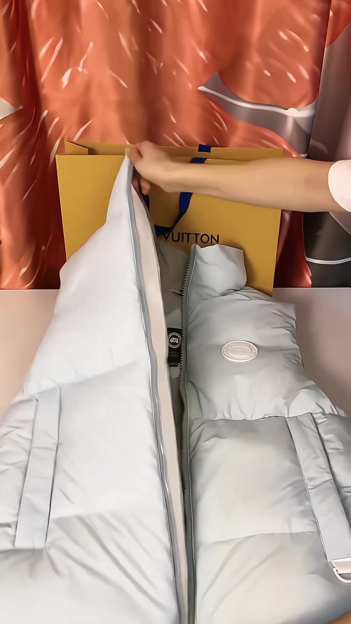 加拿大鹅情侣款白标羽绒马甲,质感舒适保暖又百搭