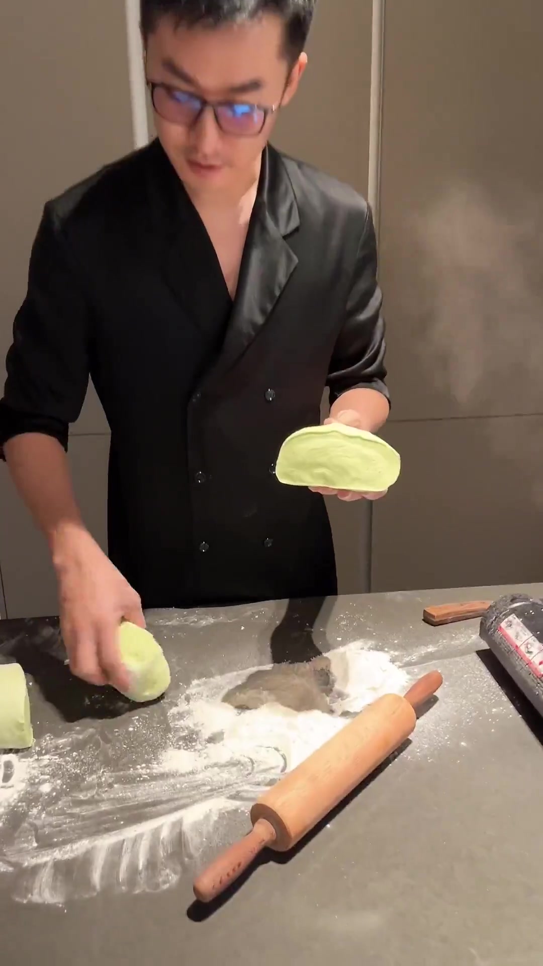 上绝招了 翠绿色的老北京杂酱手擀面安排上