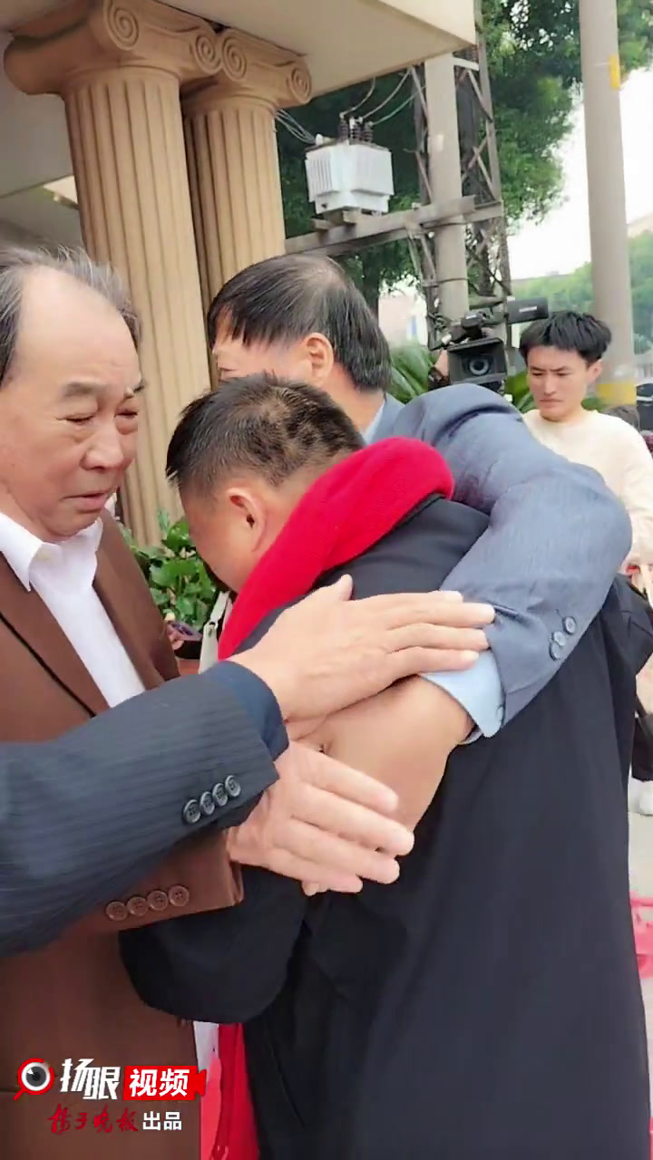 「视频」一块生日蛋糕,双胞胎兄弟等了整整六十年