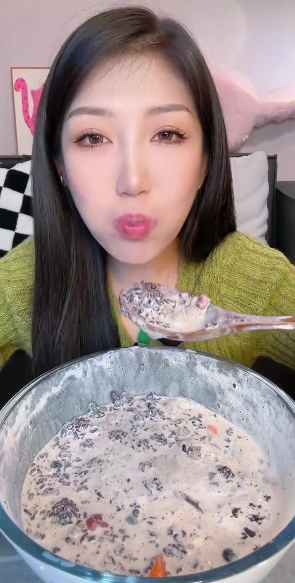 你们要看的奶茶紫米饭来咯 天冷了 都没有椰子雪糕了
