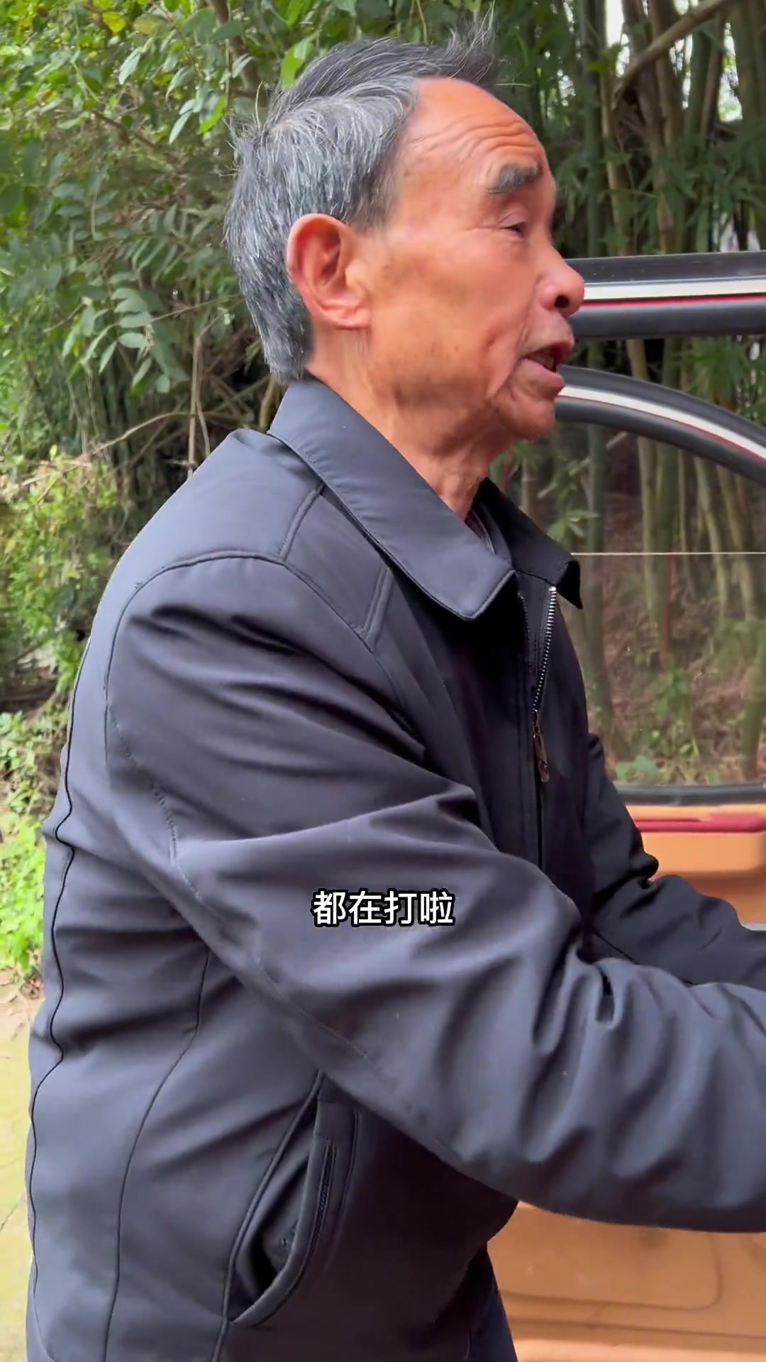 天还没亮就被公公起床声唤醒,两个人早早去市场。还没等下车,就把脚芍全部出完了。收我们的大爷