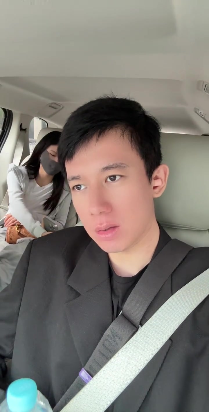 我的秘籍就是限制热量 增加必要的食物 坚决不去碰高热量和高脂肪的食物 比如碳水,烤肉之类的