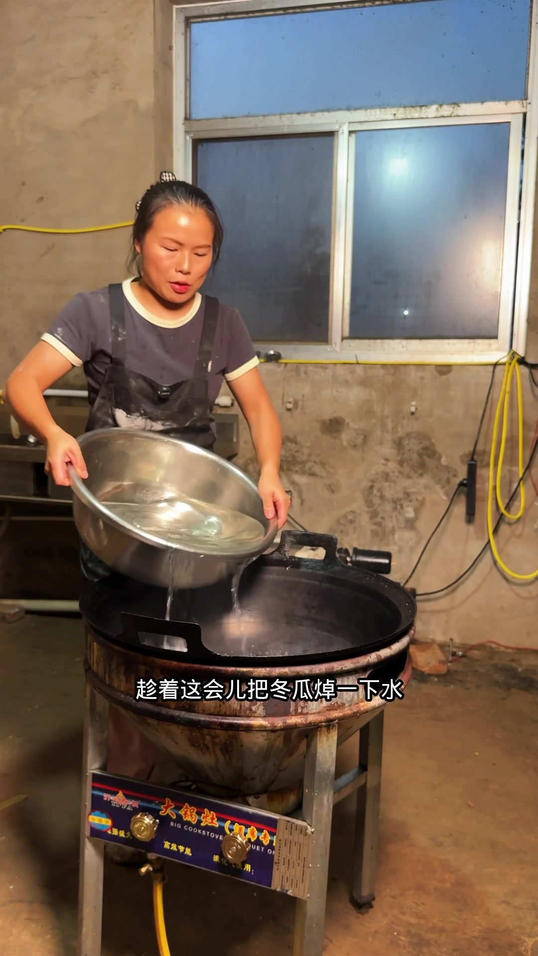 给工友们炖了冬瓜猪心汤,五花肉炒豆皮,配上热饼很巴适
