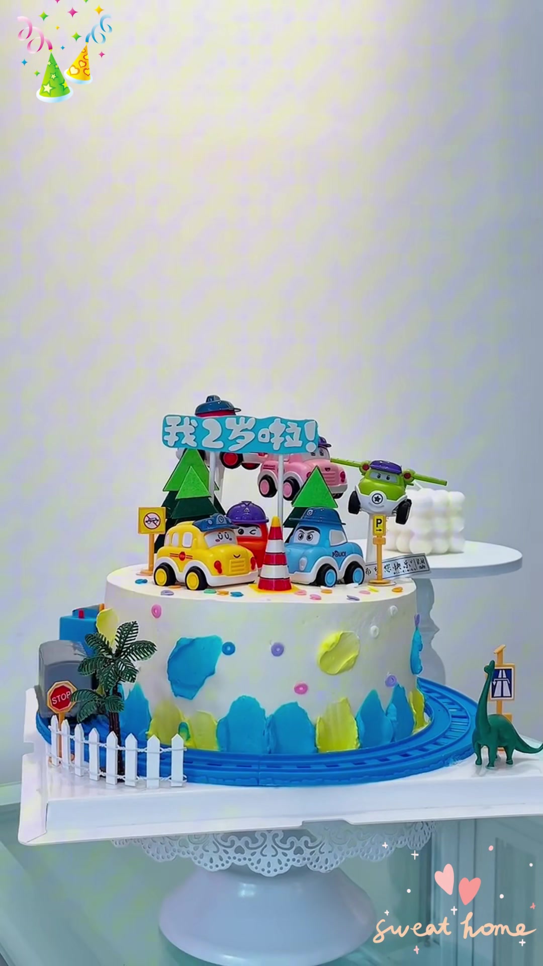 小男孩一眼相中托马斯生日蛋糕