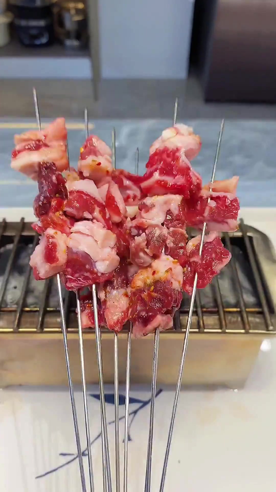 深夜你,想不想来一把我手里的小牛肉串,香翻翻了