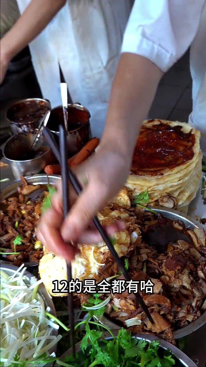 武汉街边的卤肉大饼内容超多!一口下去老香了