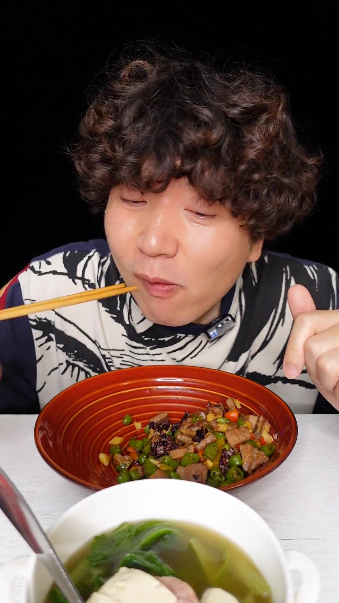 今日菜谱:彩椒牛肉粒,菌菇青菜豆腐汤 吃午餐肉的第1172天