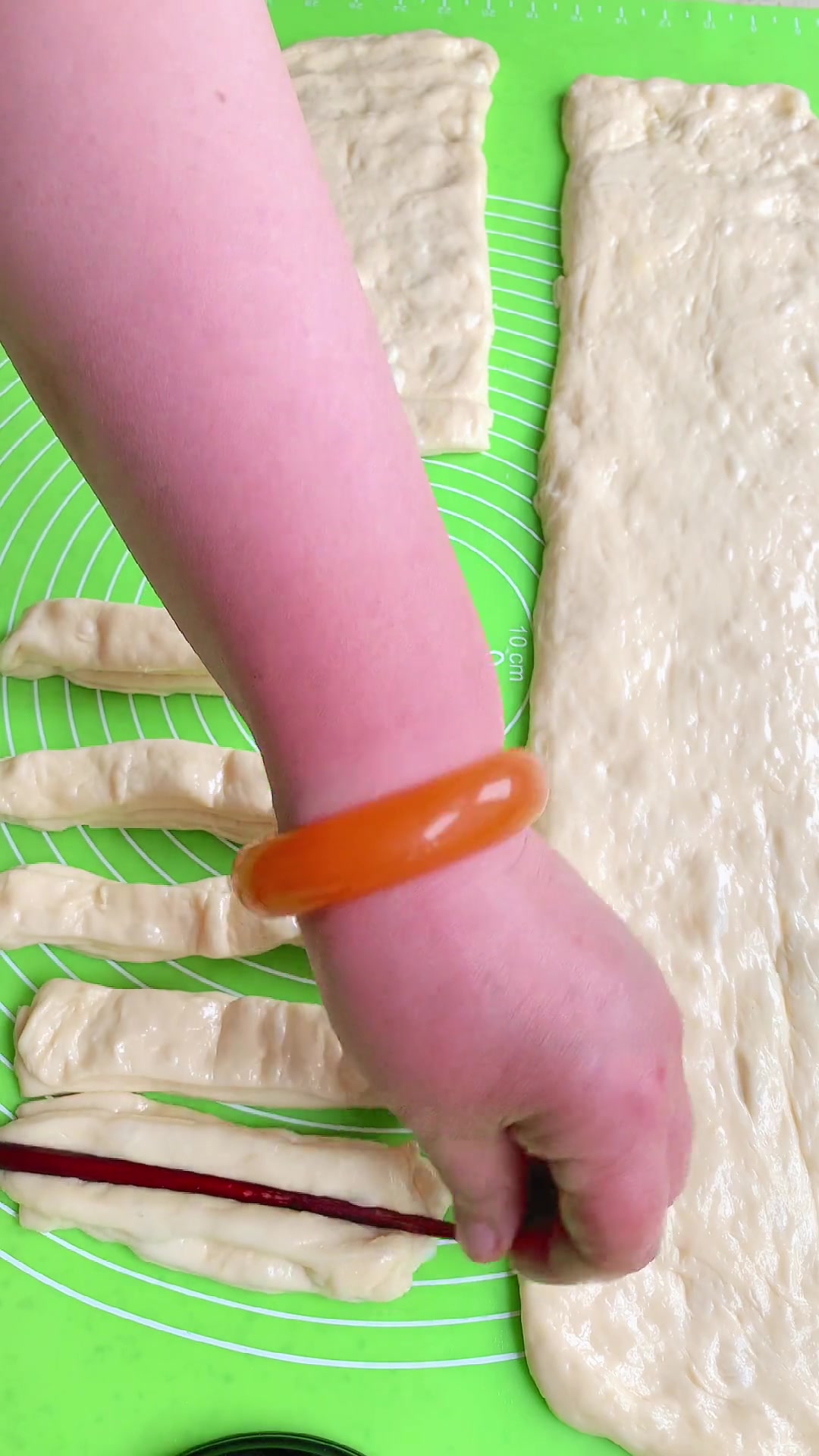 应粉丝要求,做了简简单单的早餐。新疆人吃油条的标配不是豆浆