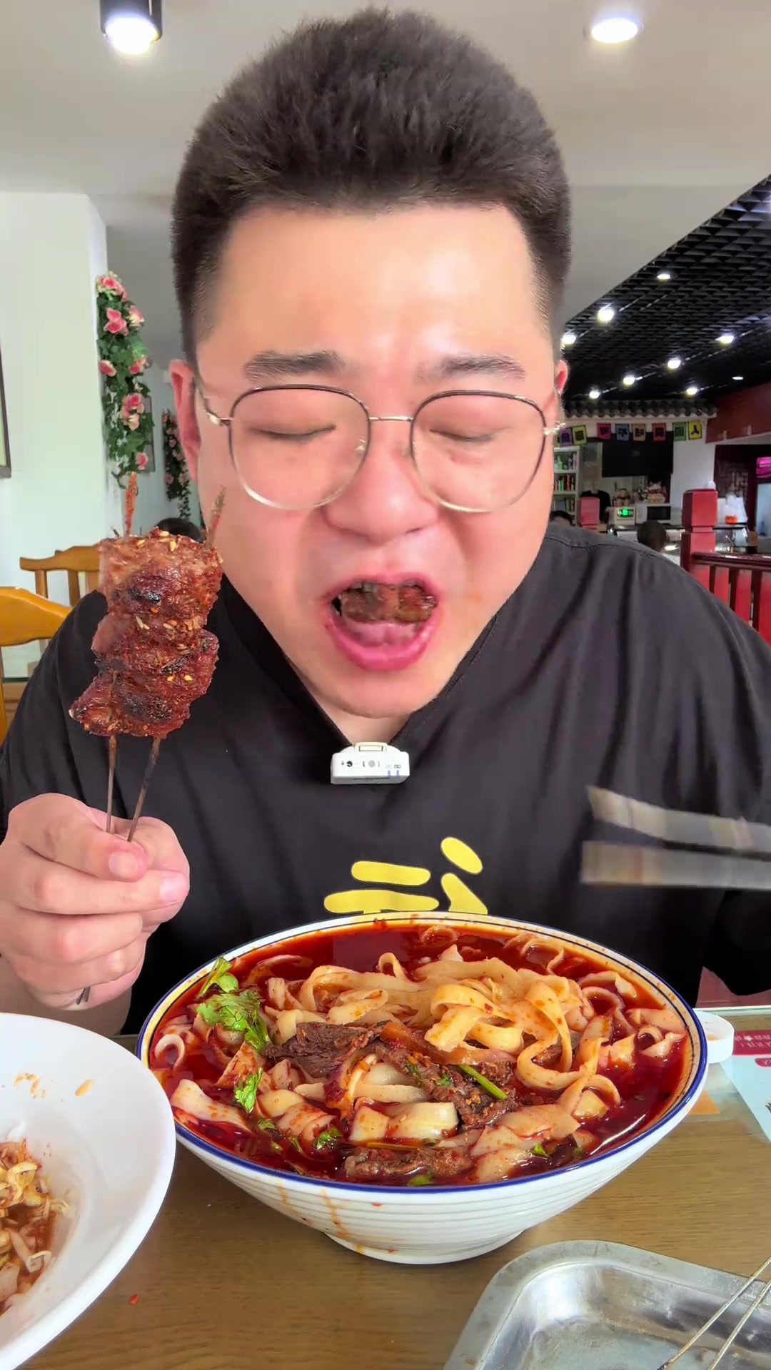 一碗鸡西刀削面,一盘拌牛肉,再来几串烤油边,感谢老板的醋和串