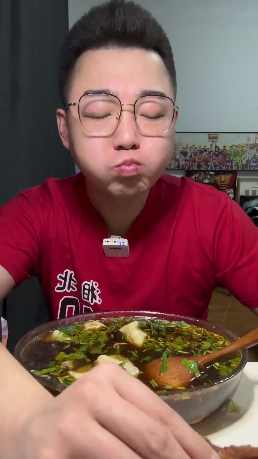 宿醉之后来这么一大碗馄饨,再配上一个炸鸡腿,太舒坦啦哈哈哈