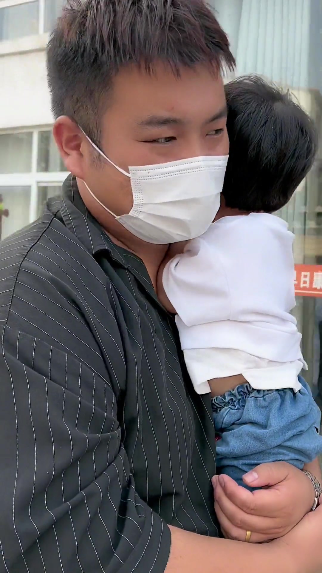 小米的脚又被咬肿了,第一次输液哭了