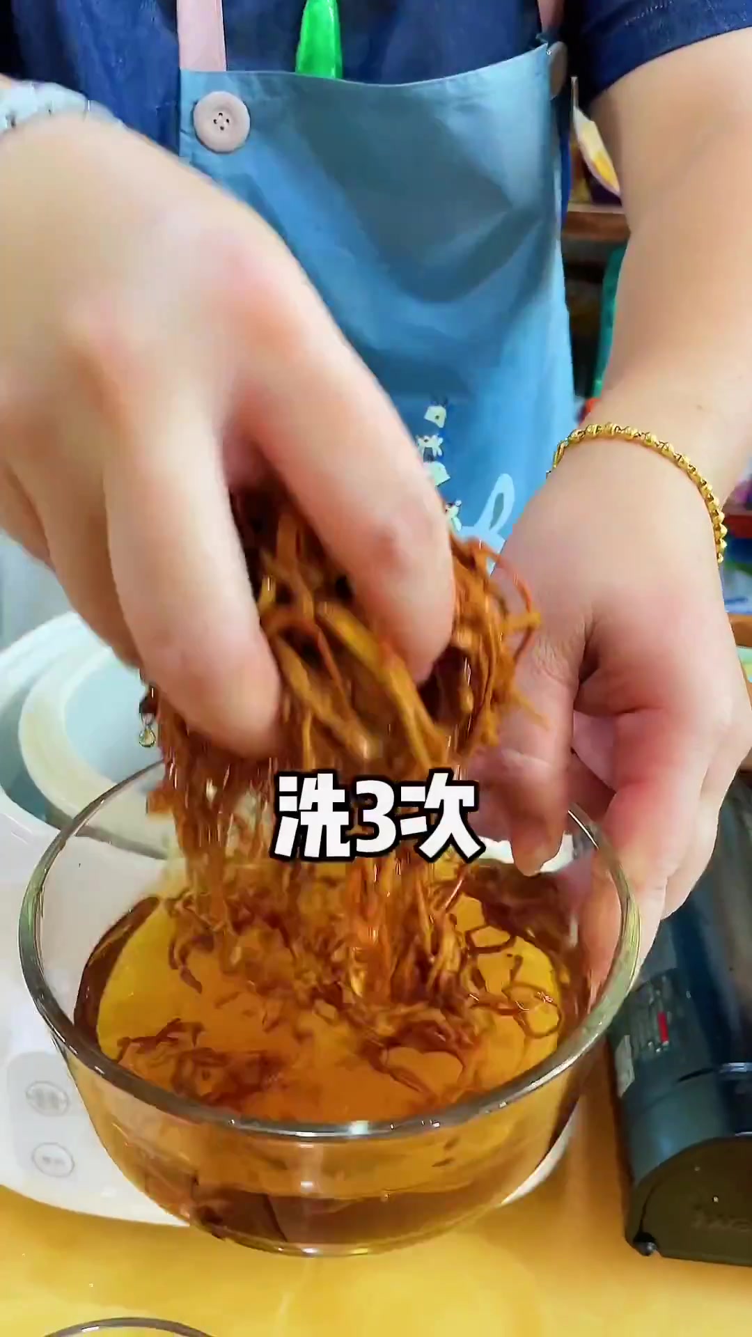 芬姐今天煲了煲 虫草花羊肚菌乌鸡汤 给自己喝 食滋补身体好