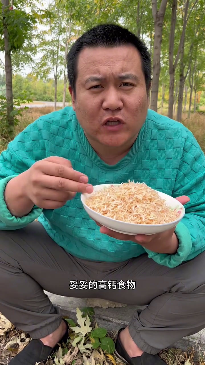 东北早市土豆哥教你怎么挑选好吃的虾皮!无盐淡干鲜虾皮!红虾皮和白虾皮的区别!