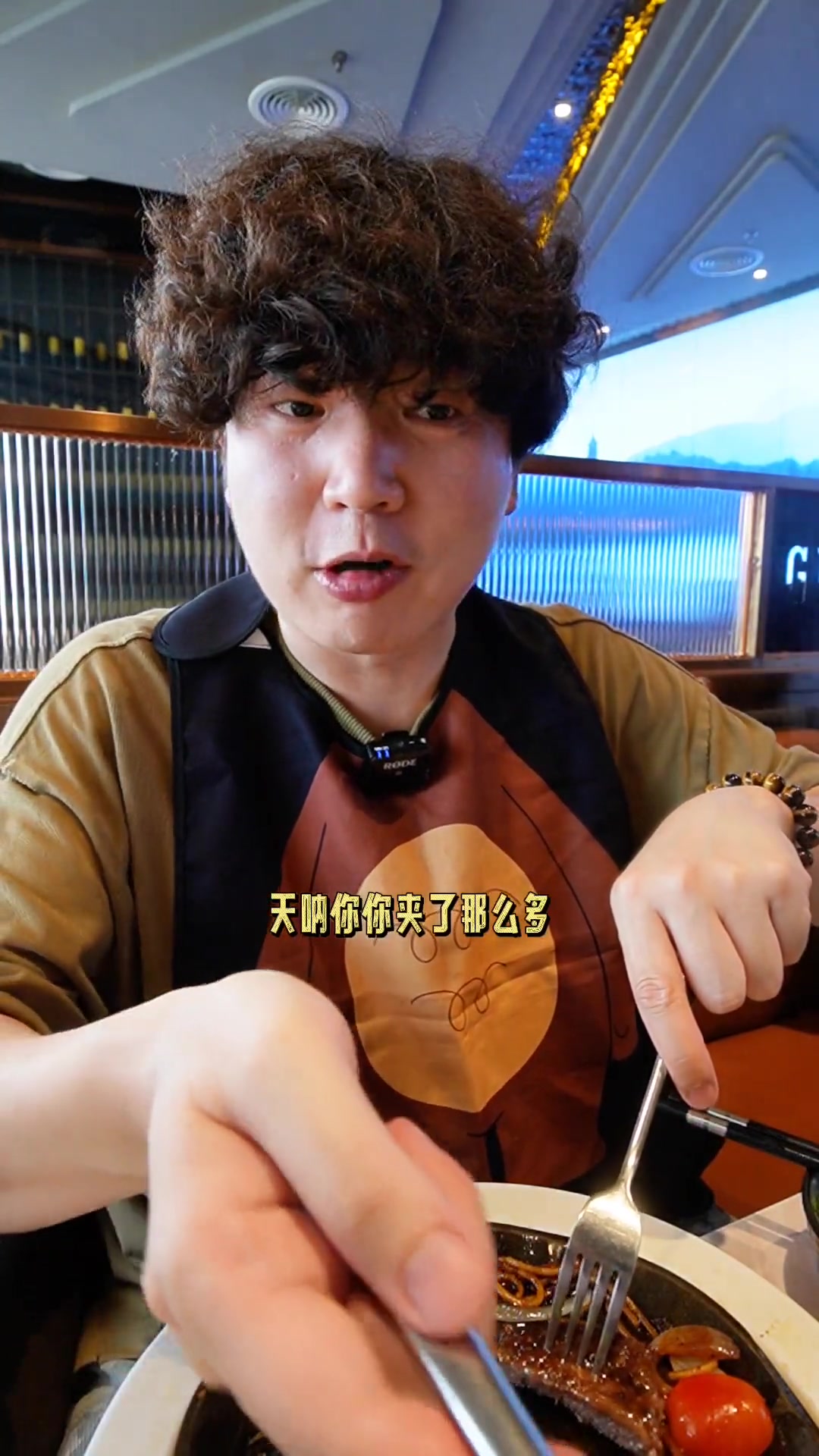 自助餐厅间的真实商战:派人去对手那一阵狂炫 吃午餐肉