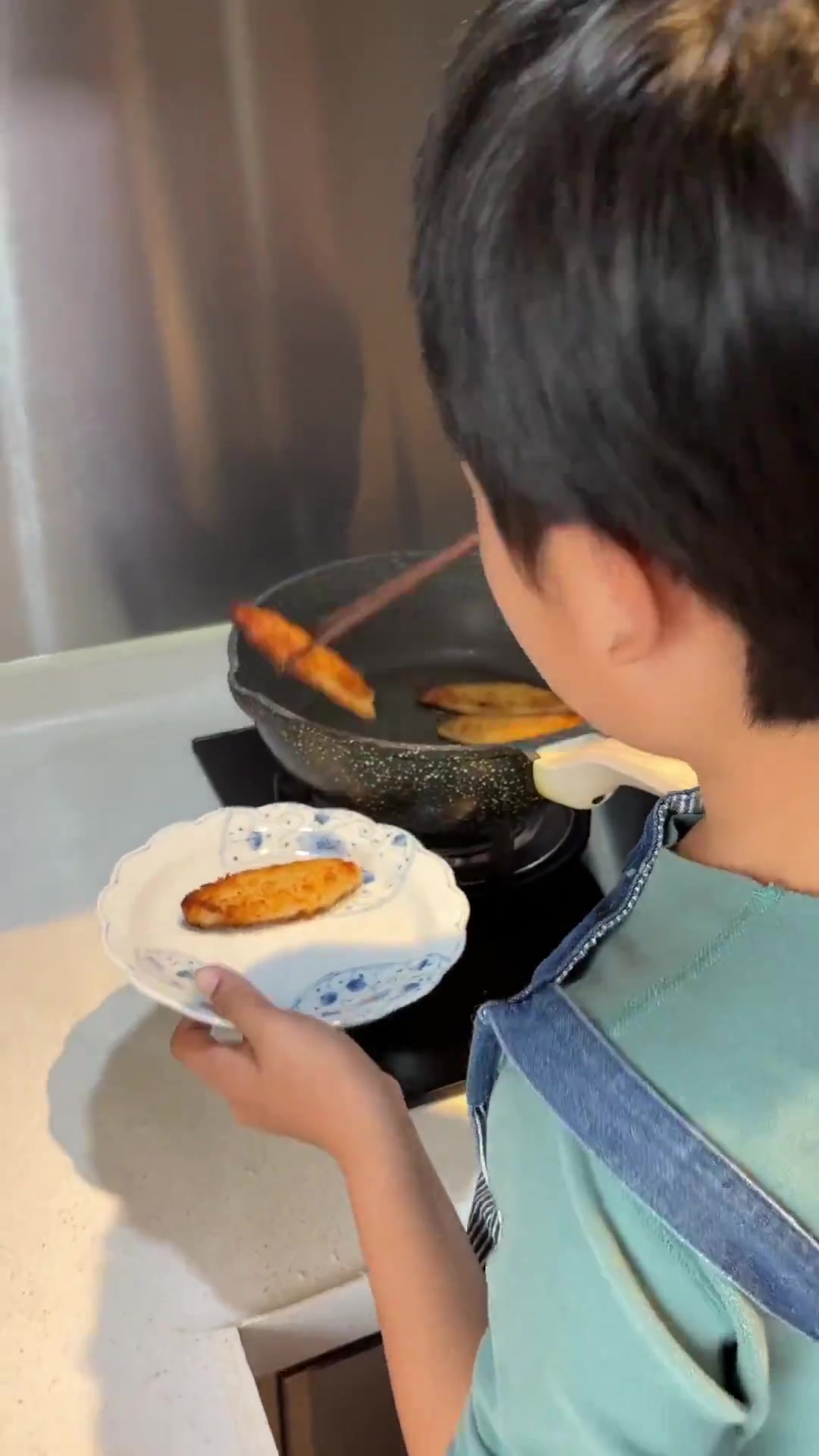 想看他做饭视频,网课第一天,那小孩儿给妈妈做的早餐还挺美味