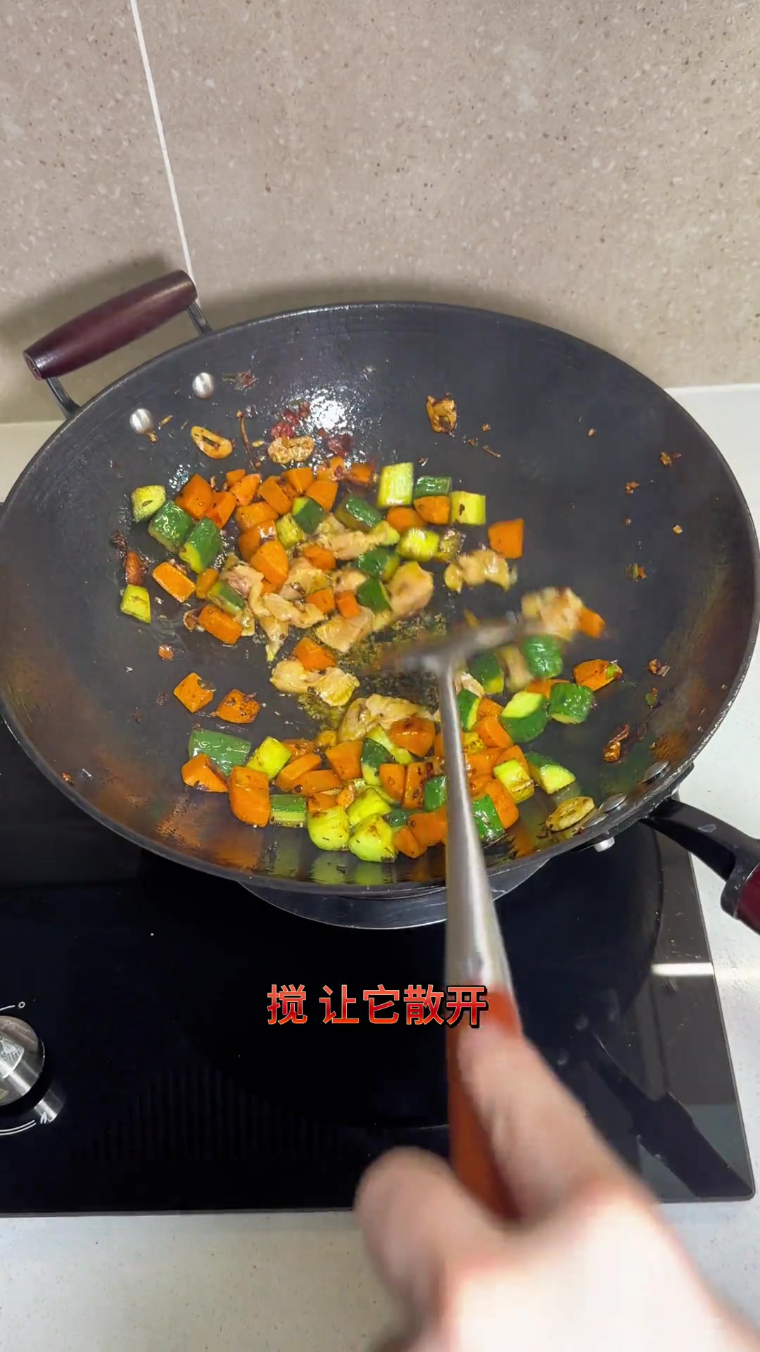 「家常宫保鸡丁」出锅啦!蔬菜配鸡排,营养高蛋白