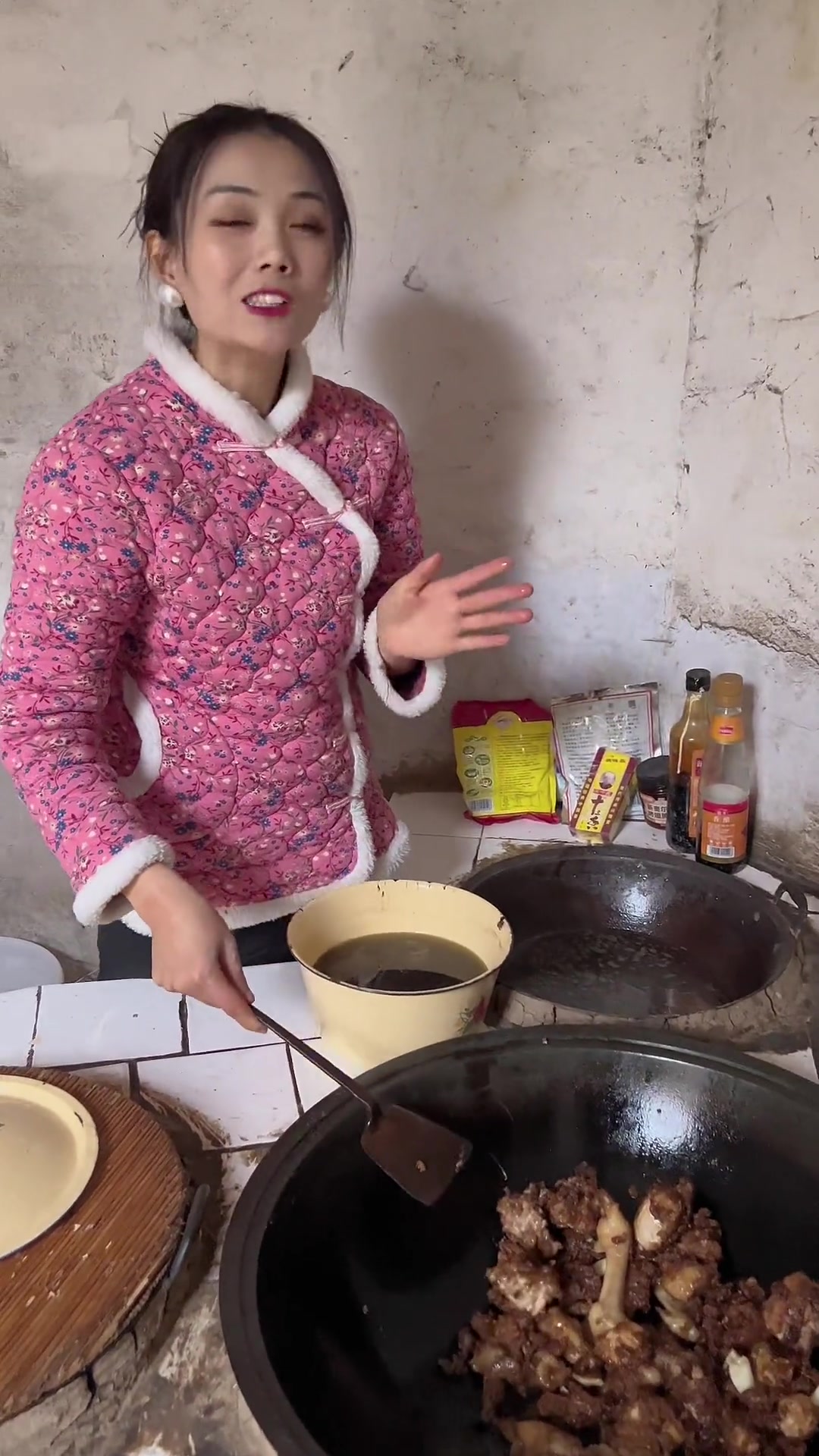 今天教大家做个河南农村美食,地锅鸡肉面片,自己养的土鸡,配上自己檊的手工面片,再来一把野地