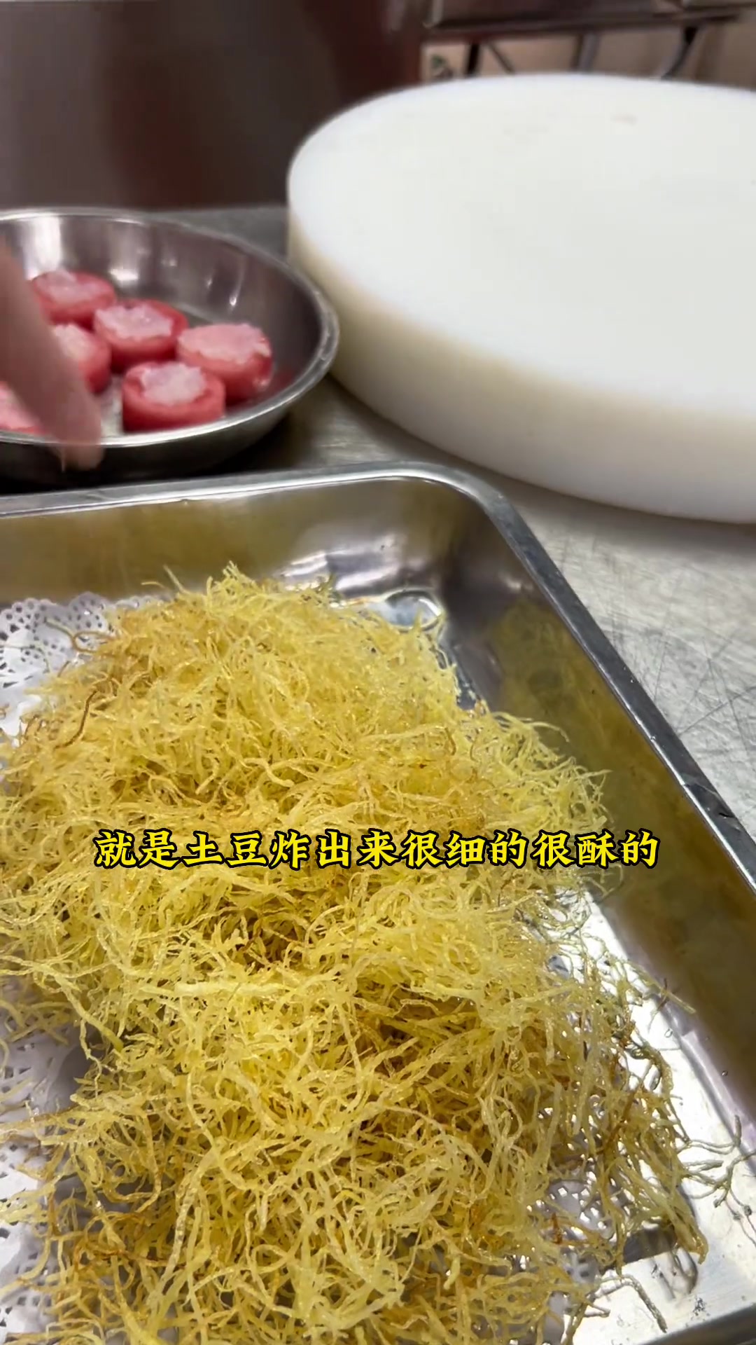 玫瑰龙虾三吃:中餐:虾皇炖蛋 西餐:金丝虾球 日餐:水果鱼子酱虾