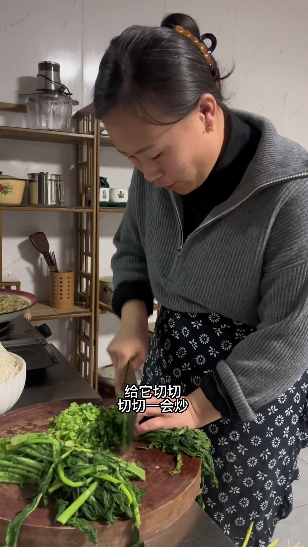 一把蒜黄做成的汤面,一盘凉拌芥菜丝,尤其那热腾腾的萝卜缨子小豆腐,爸爸说道今天的饭做到了他