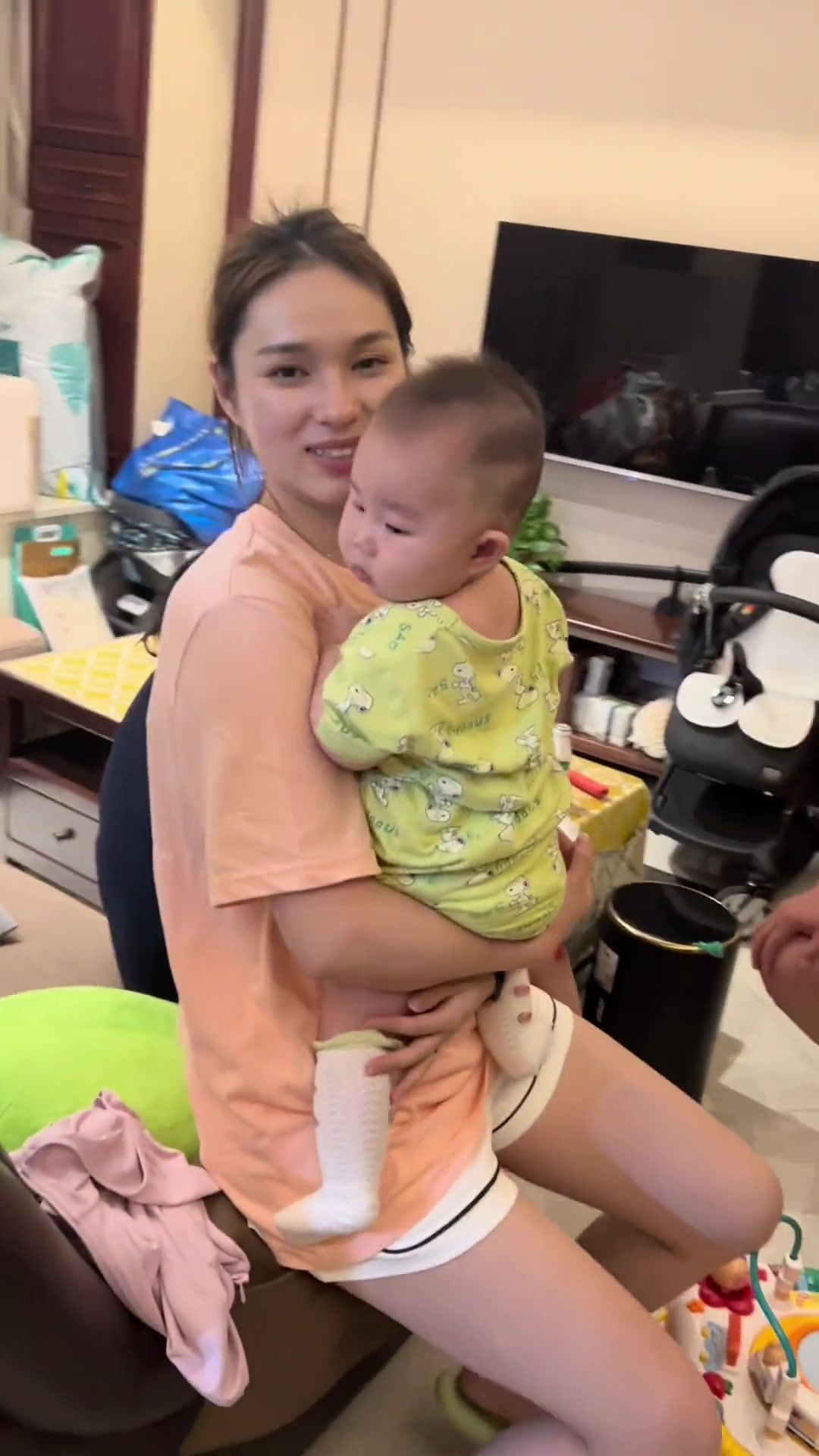 小泡芙快乐的一天,外公外婆回家前特意来看一下她