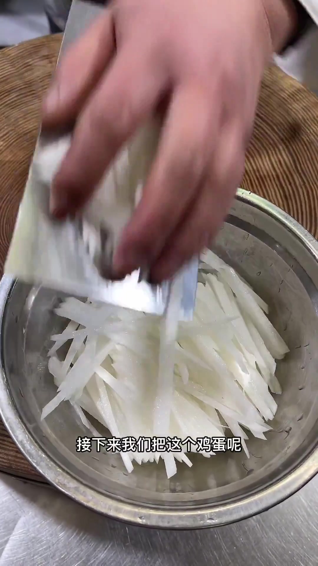 看饭店大厨如何制作鲫鱼萝卜丝汤,汤色浓白不腥气,好喝又营养