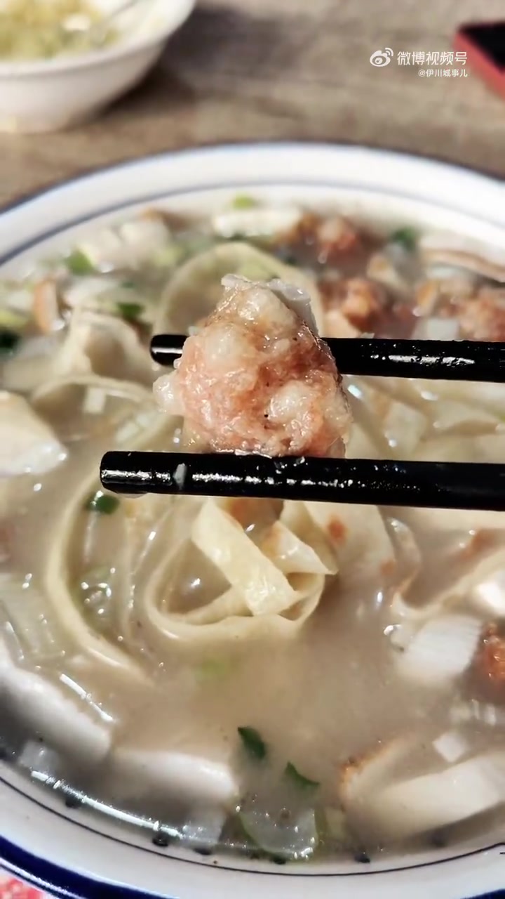 事儿哥天天惦记着的豆腐汤,配上手工烙的饼丝,绝了……