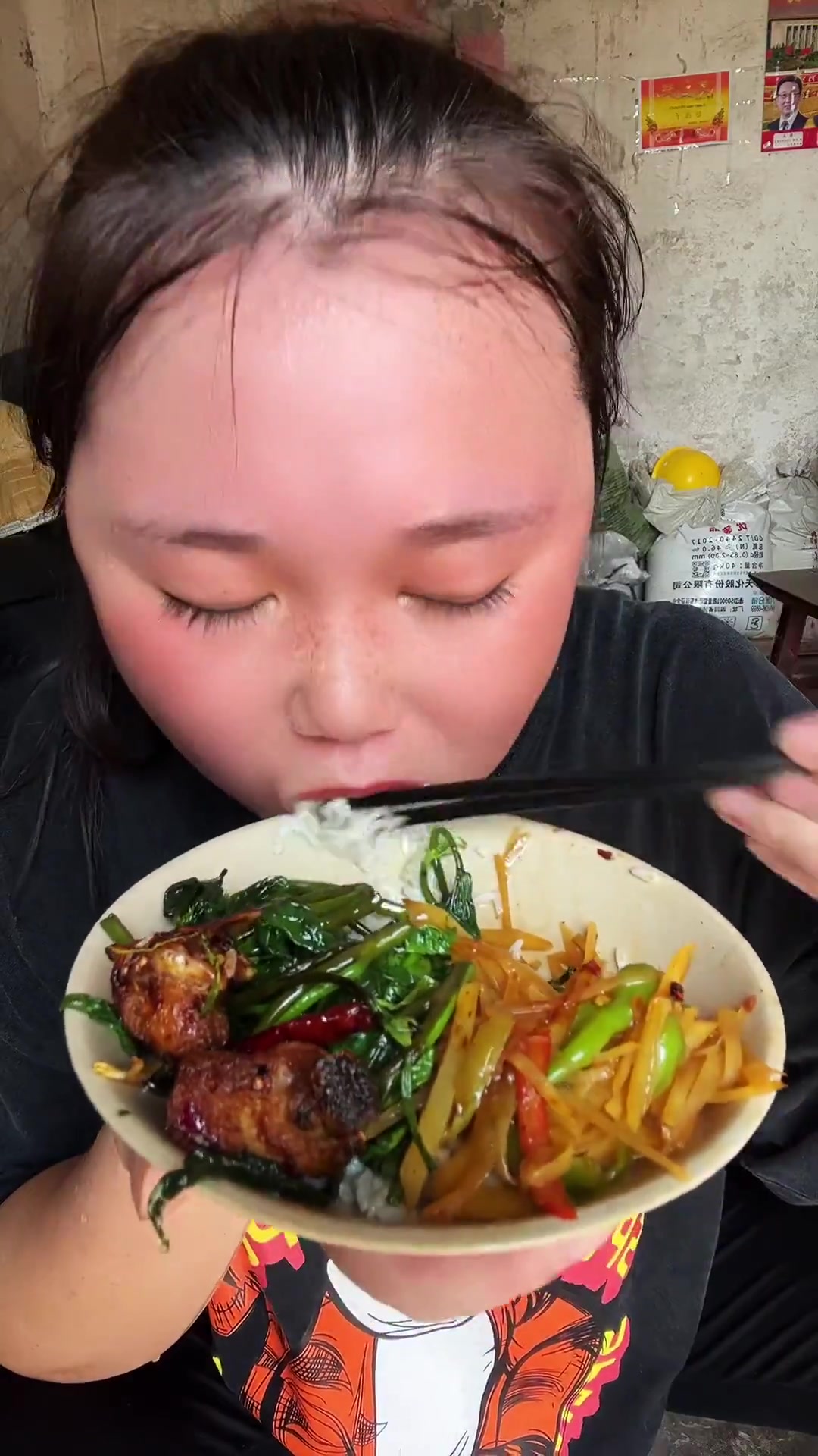 辣子鸡、青红椒炒土豆丝、爆炒红薯尖