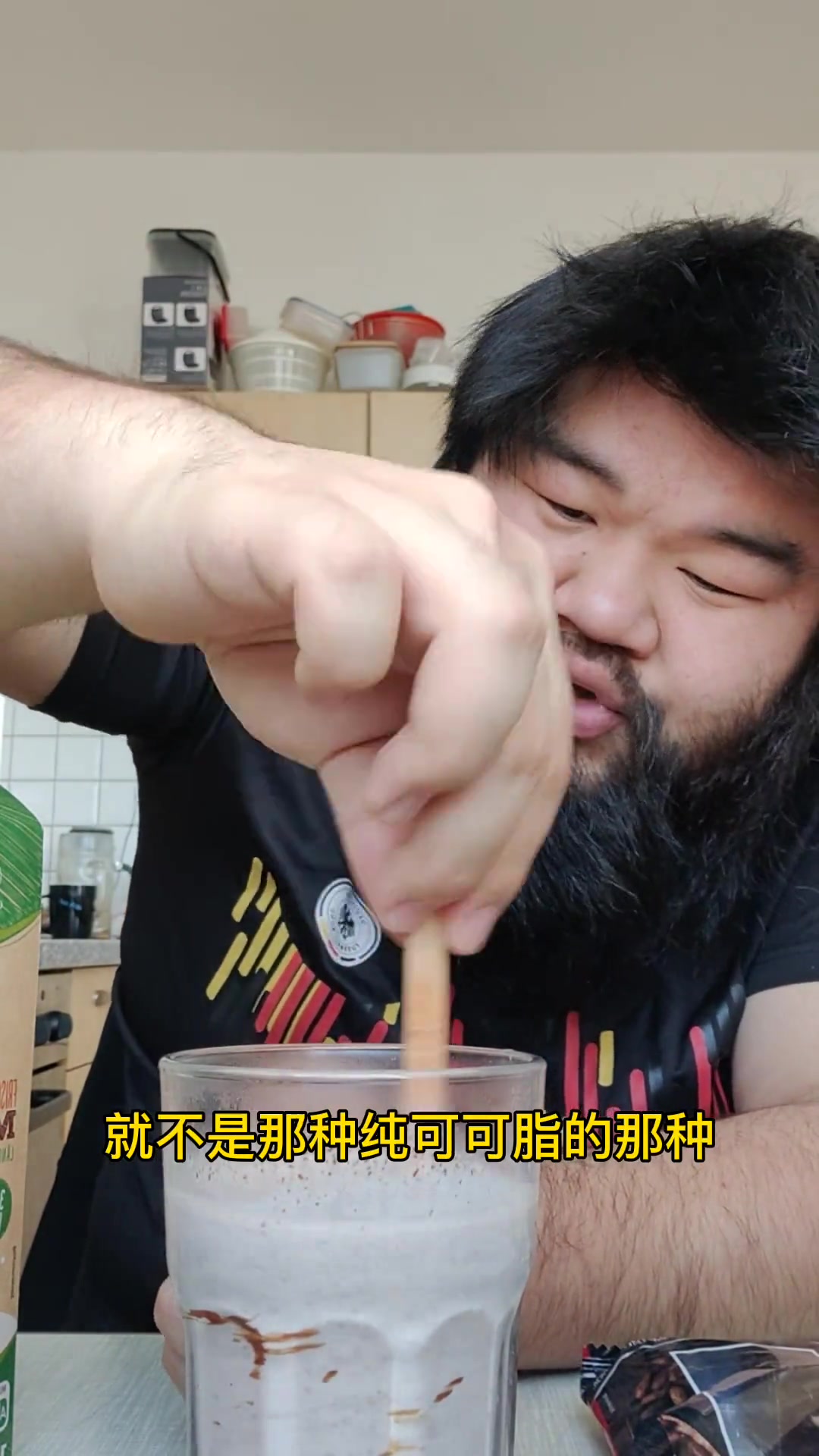今儿自制一份热巧克力饮品,过程很酸爽,就是杯子的形