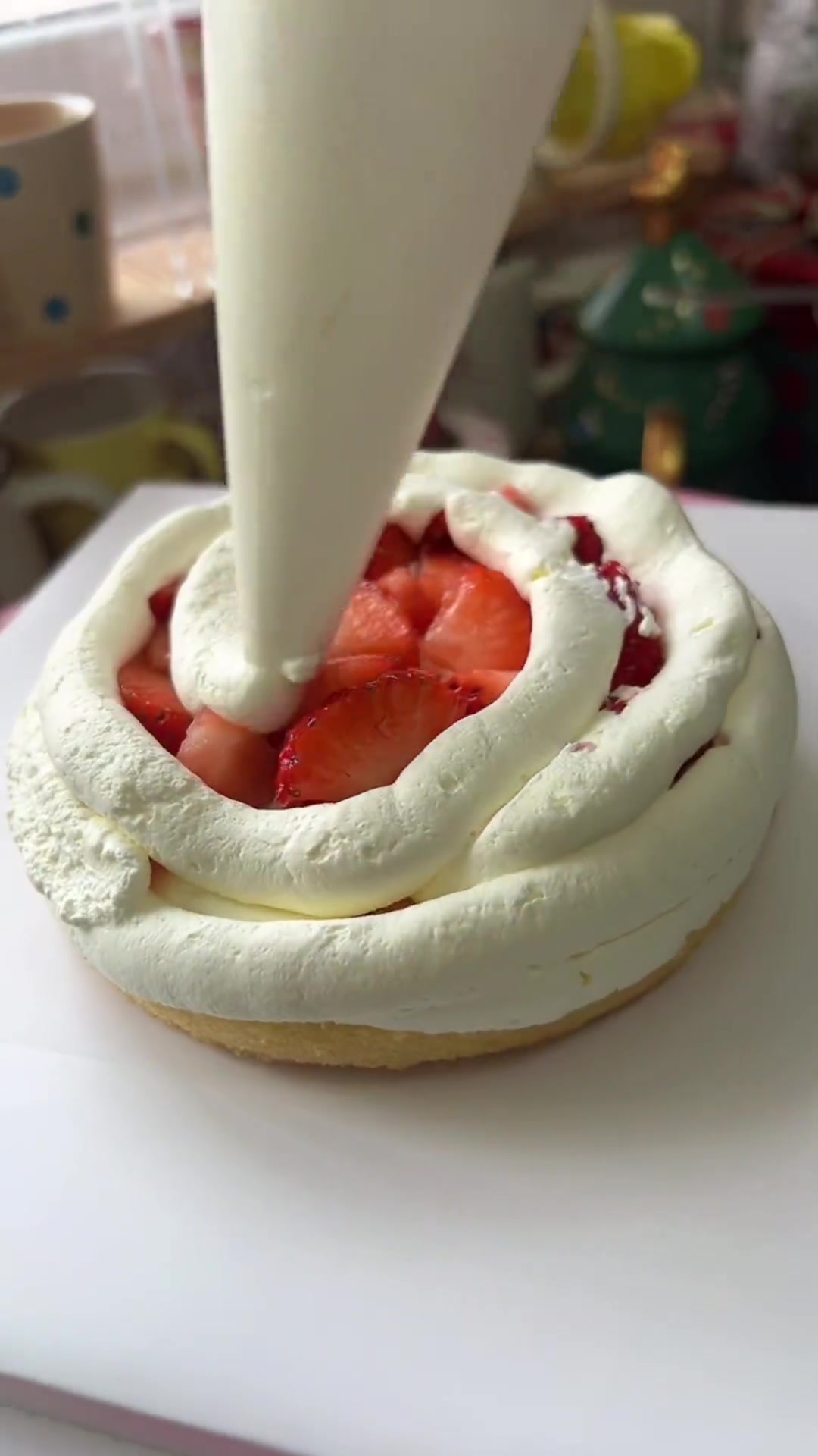 最喜欢做这种纯白色的水果蛋糕,简简单单……